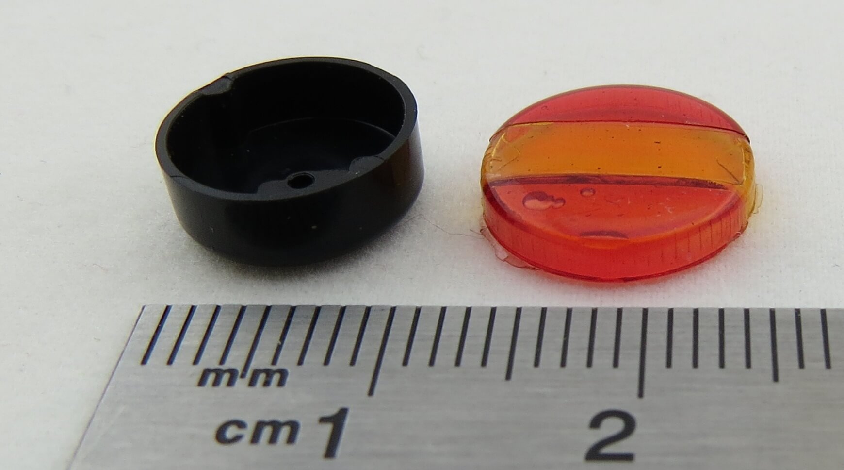 Rückleuchten-Gehäuse mit Lichtscheibe rot/gelb/rot 12mm