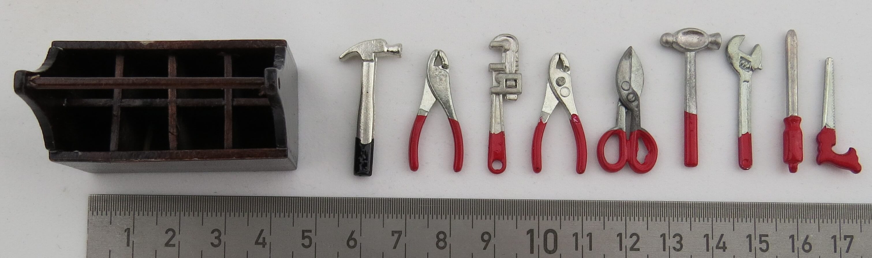 1x Werkzeugkiste 4,5cm lang m.8 Metall-  werkzeugen (ca