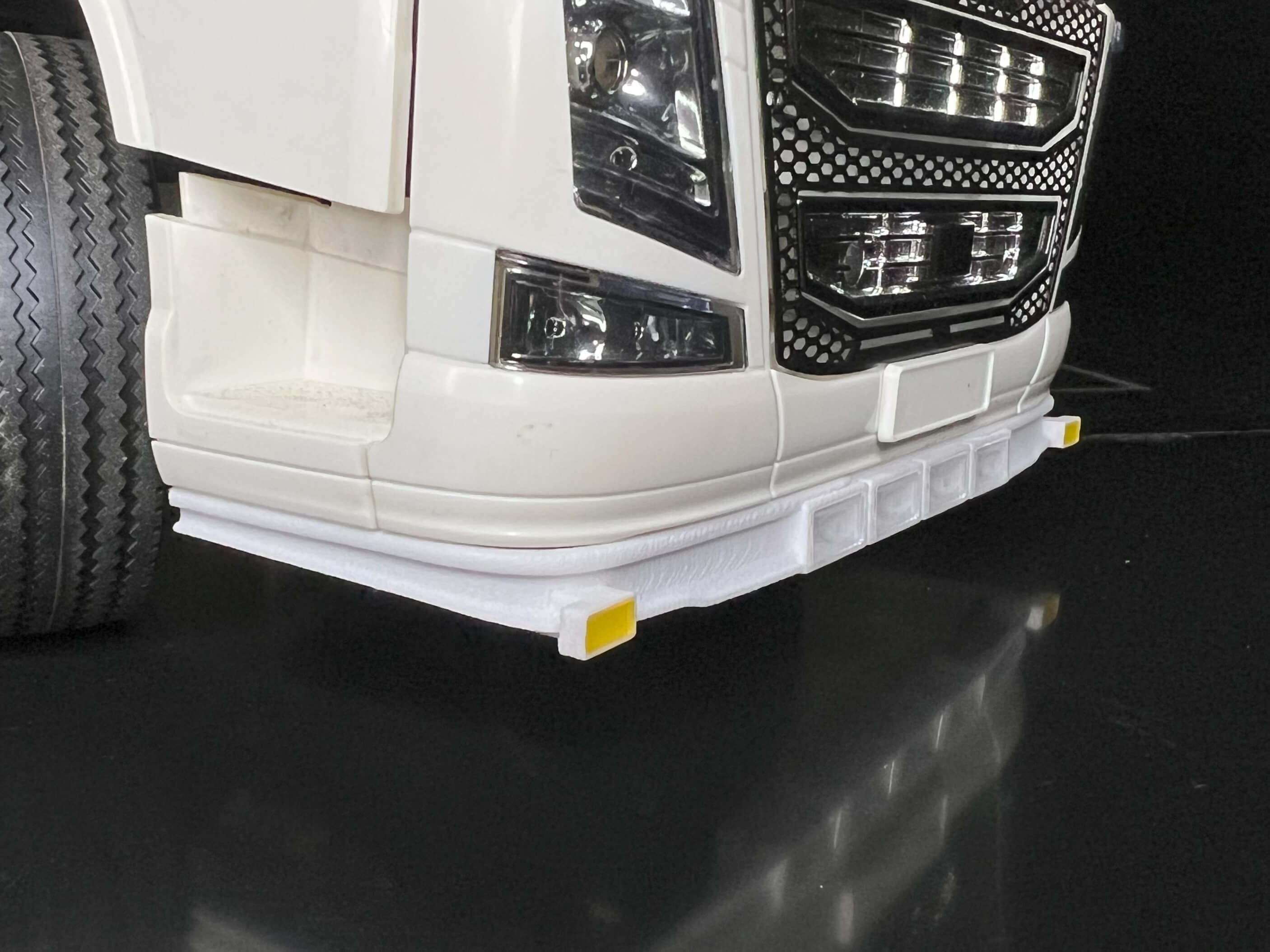 FineLine Spoilerlippe No. 1 für Volvo FH-16 von Tamiya