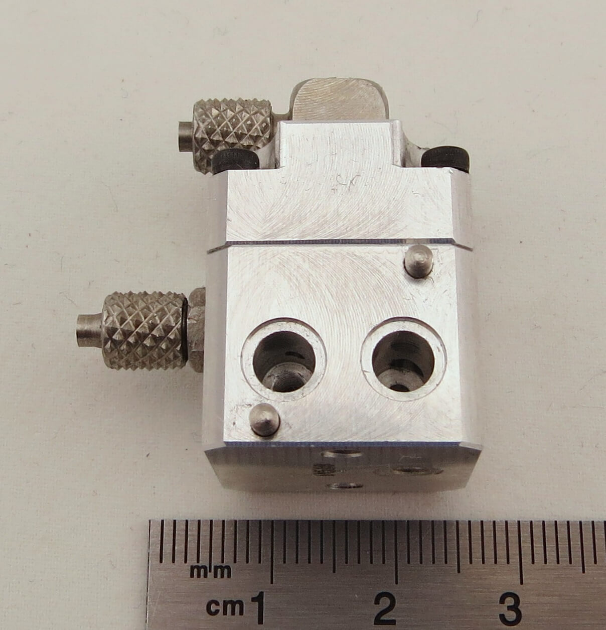 1 Hydraulik-Ein-/Auslassblock. Je Steuerventilblock wird 1  