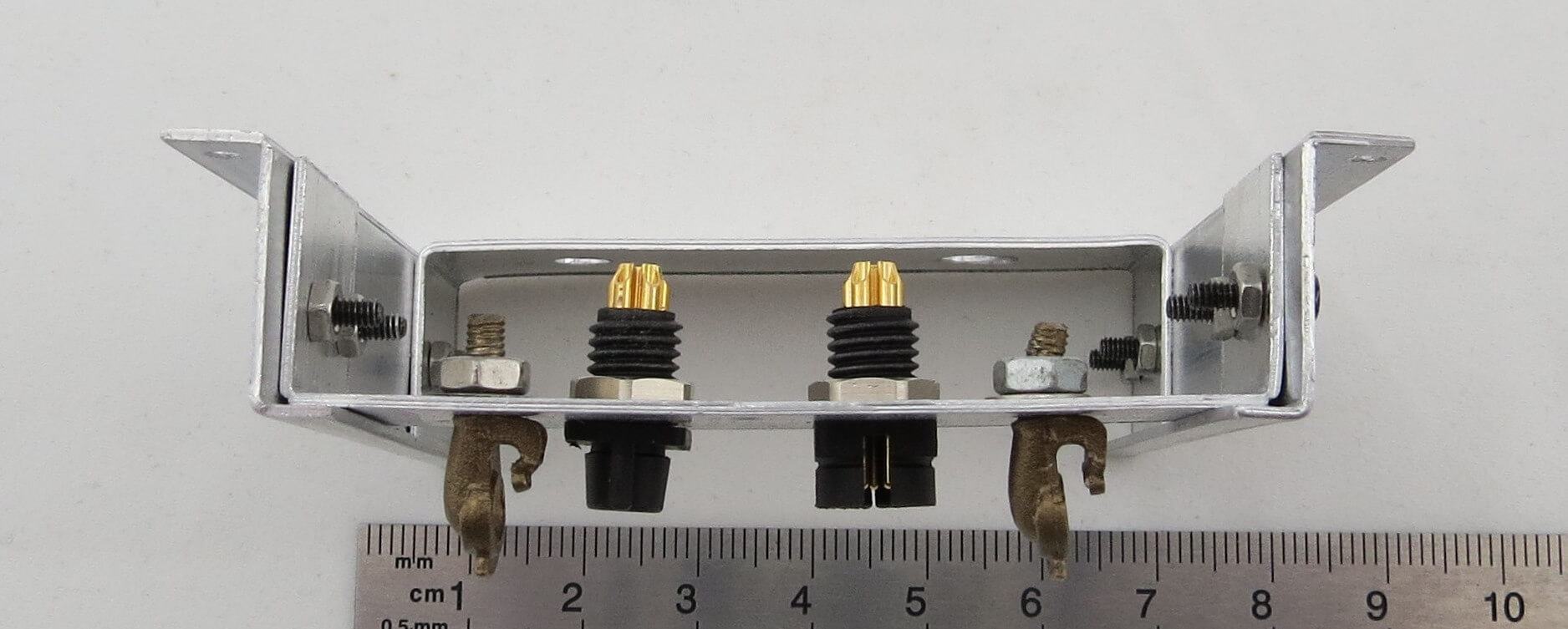 Hohe Anschluß-Konsole für Druckluft- und Elektro-Anschlüße  