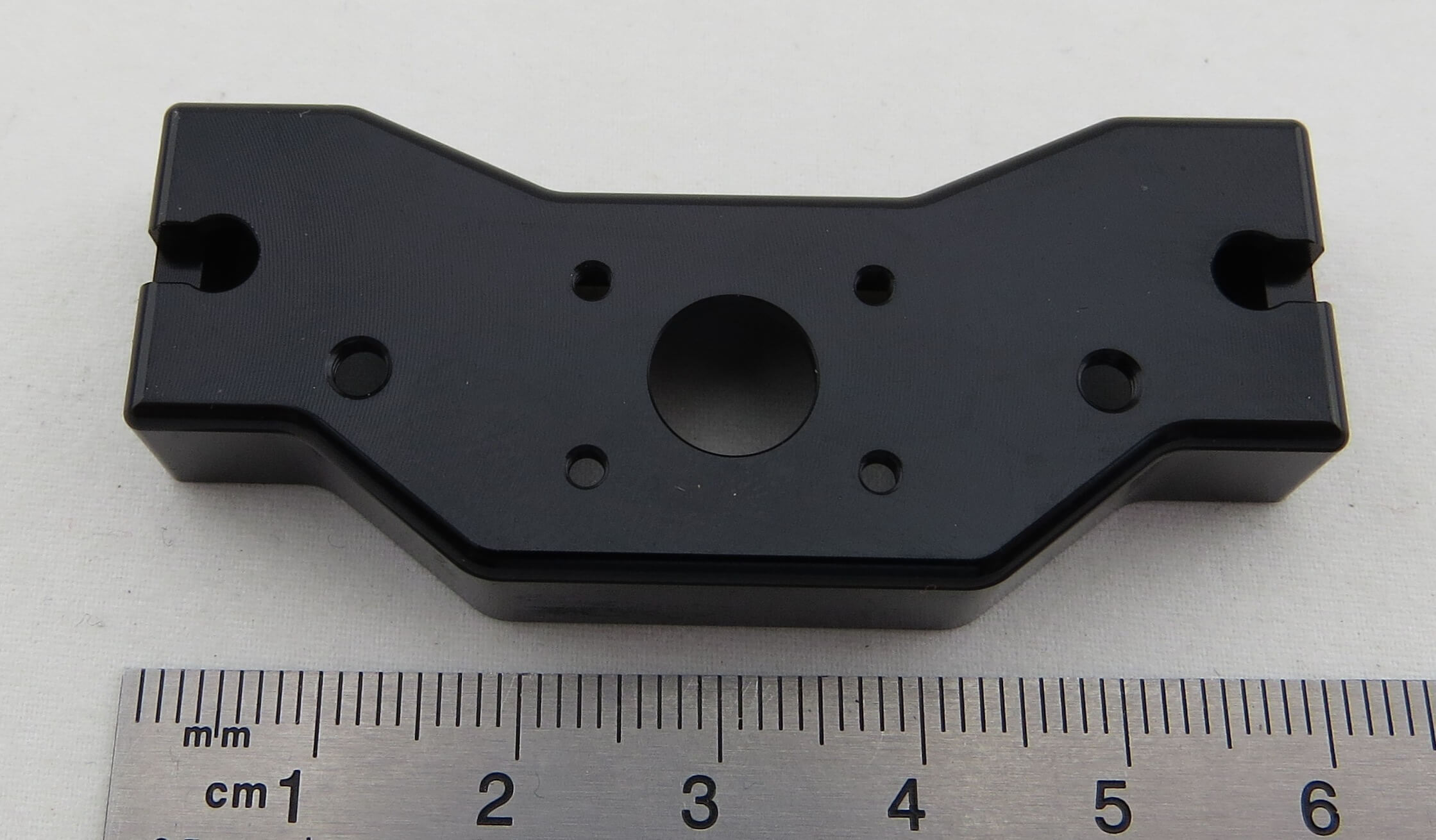 Closing traverse, deeply cranked. Aluminum, black anodized