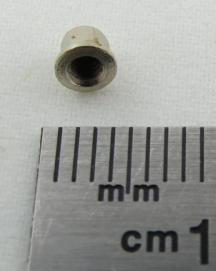 Dom-Muttern M2. Hutmuttern mit Kragen zur Verwendung als Dom-Muttern M2. Hutmuttern mit Kragen zur Verwendung als