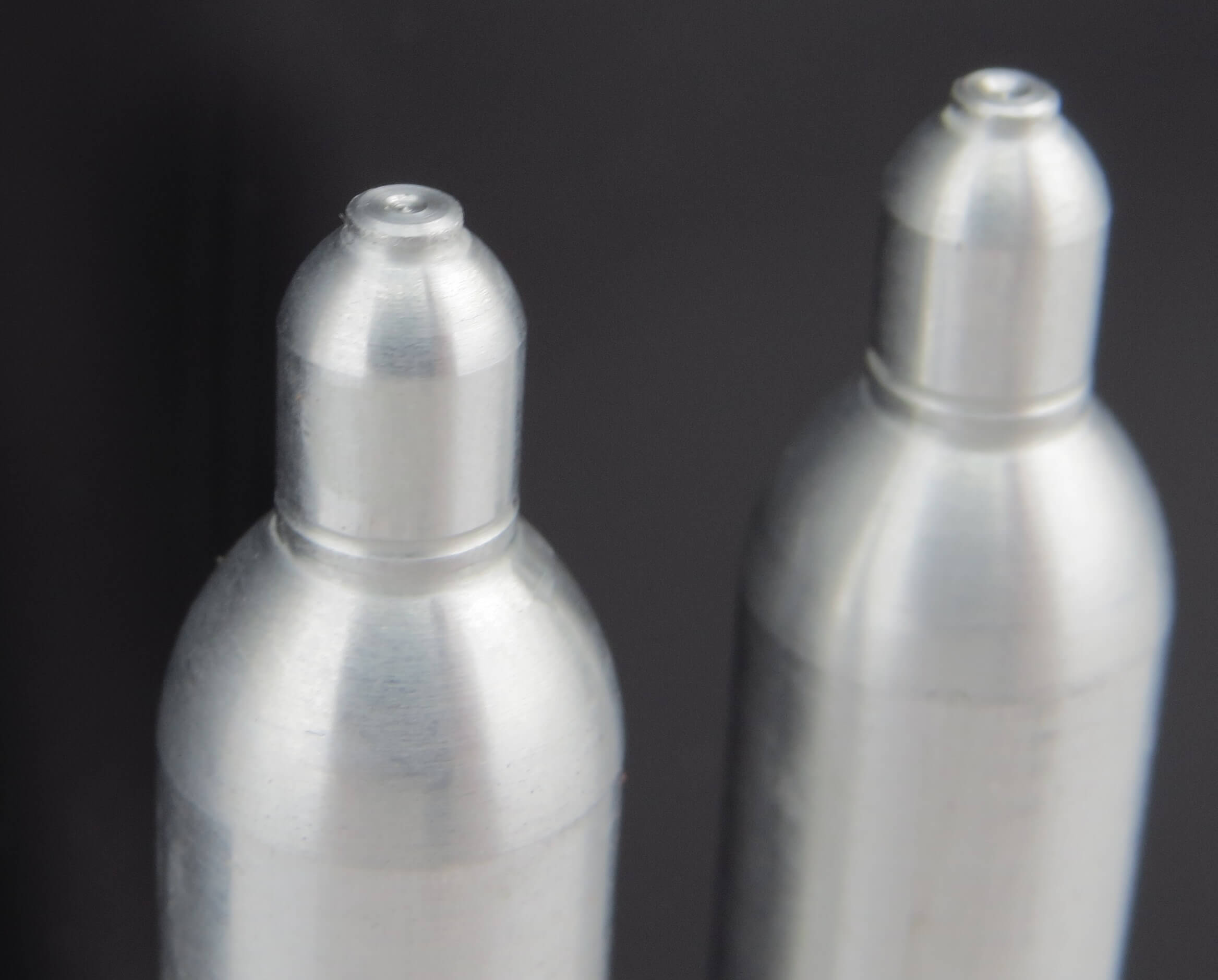 2 Gasflaschen 75x11mm, Alu, gedreht. Vollmaterial