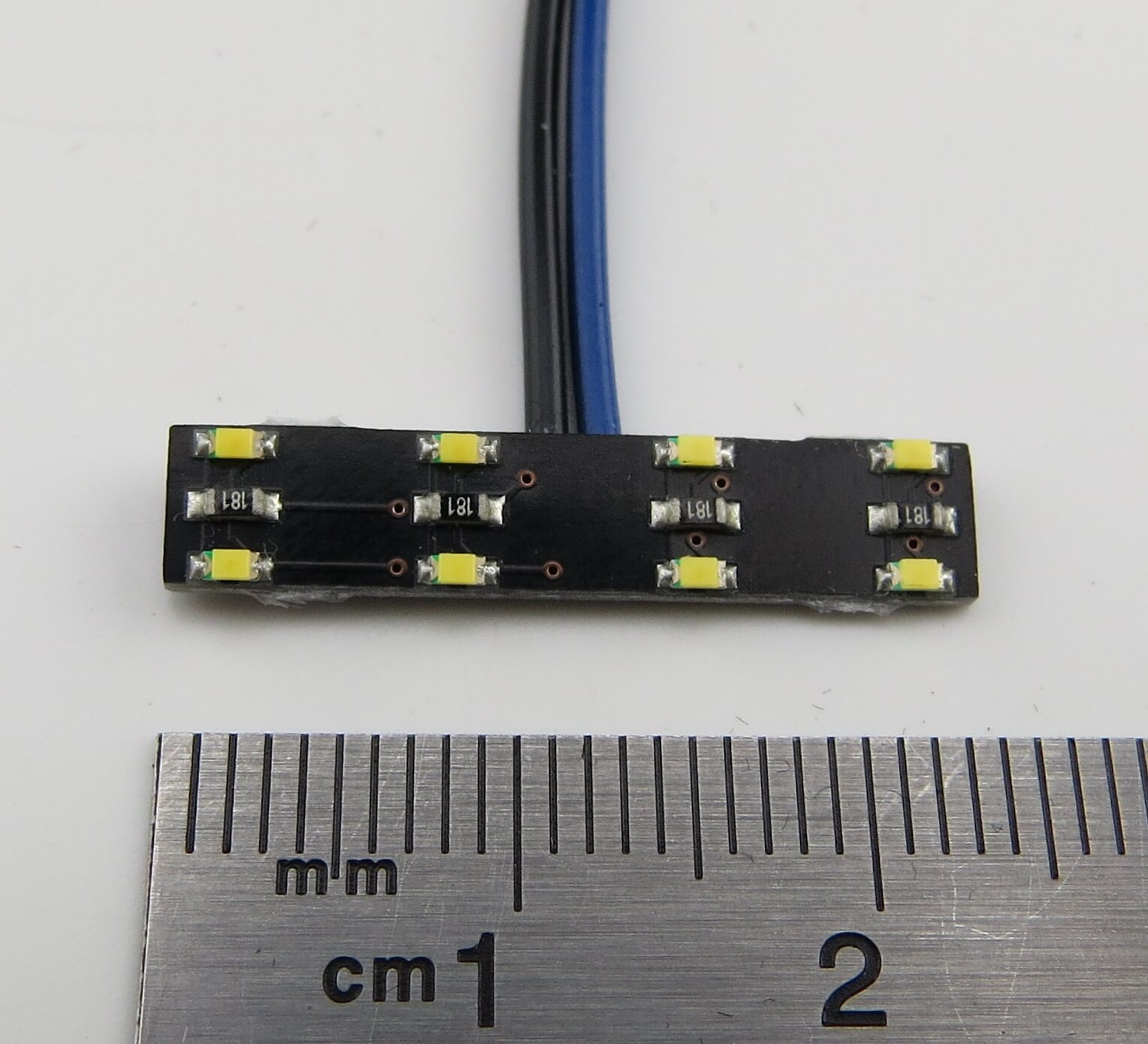 Beleuchtungsplatine 24x5mm für 6-7,2V. Mit 8 weissen LEDs Beleuchtungsplatine 24x5mm für 6-7,2V. Mit 8 weissen LEDs