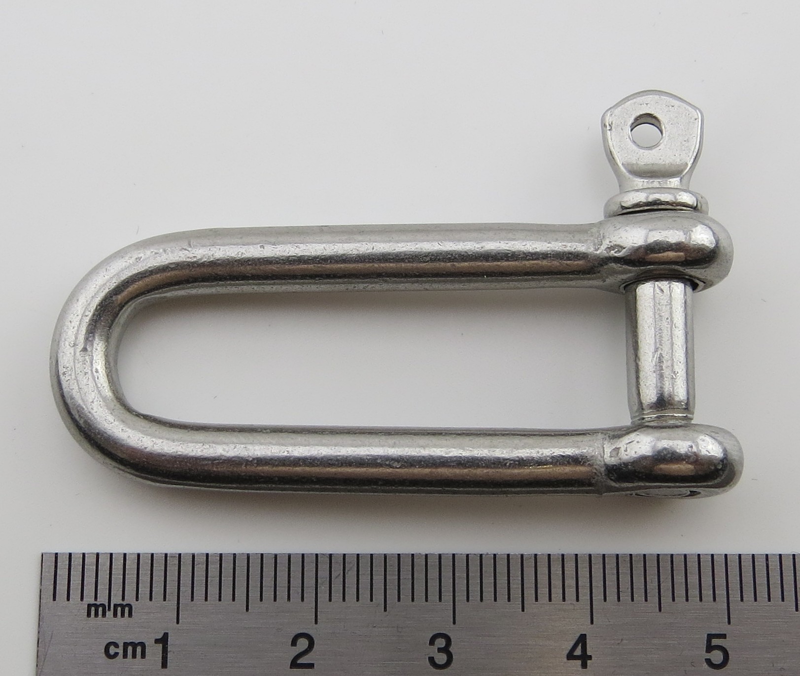 Yaklaşık 37x10 mm ölçülerinde, 5 mm dişli cıvatalı ve halkalı, V4A paslanmaz çelikten üretilmiş kelepçe.