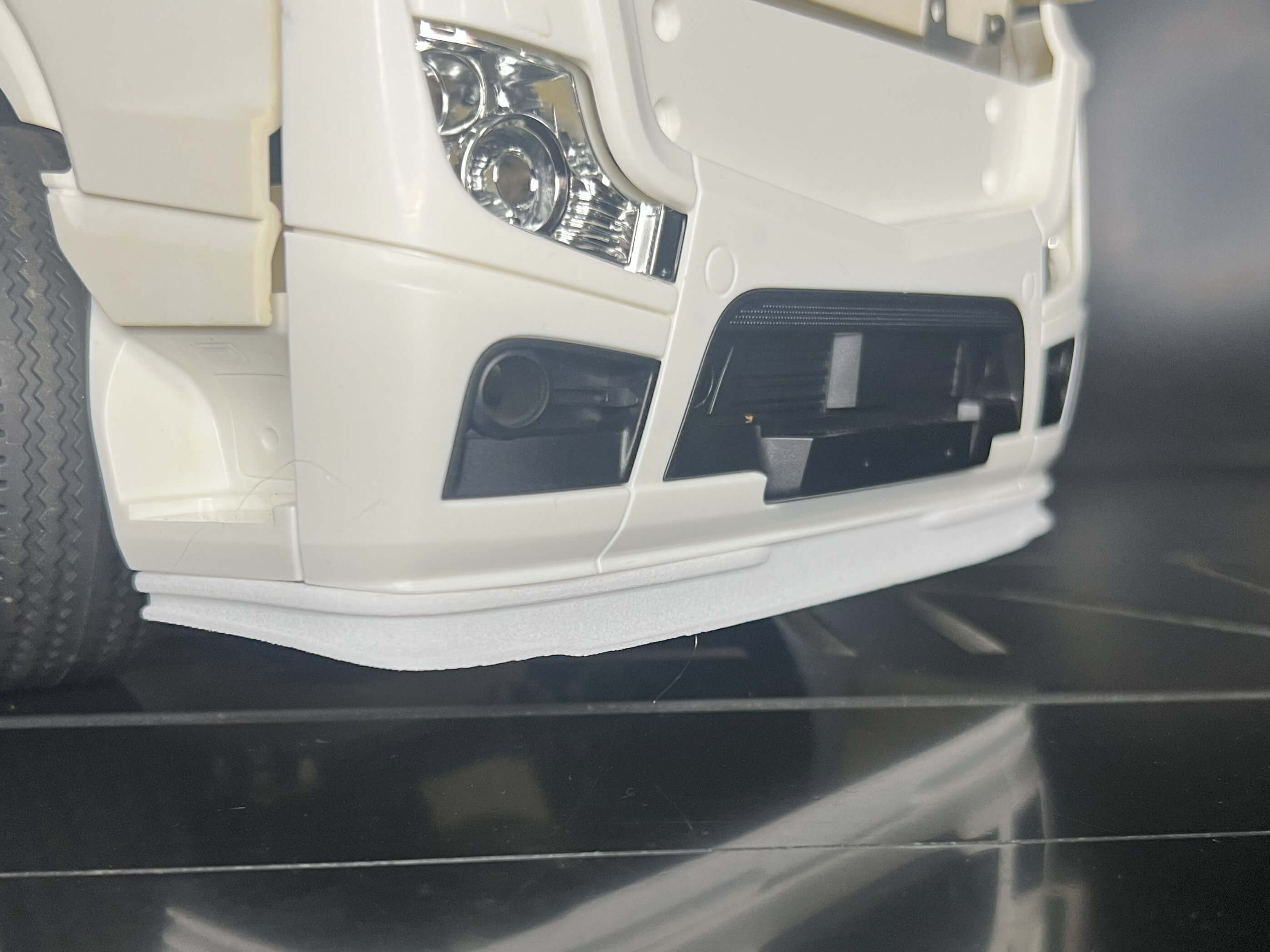 FineLine Spoilerlippe No. 2 für MB Actros von Tamiya