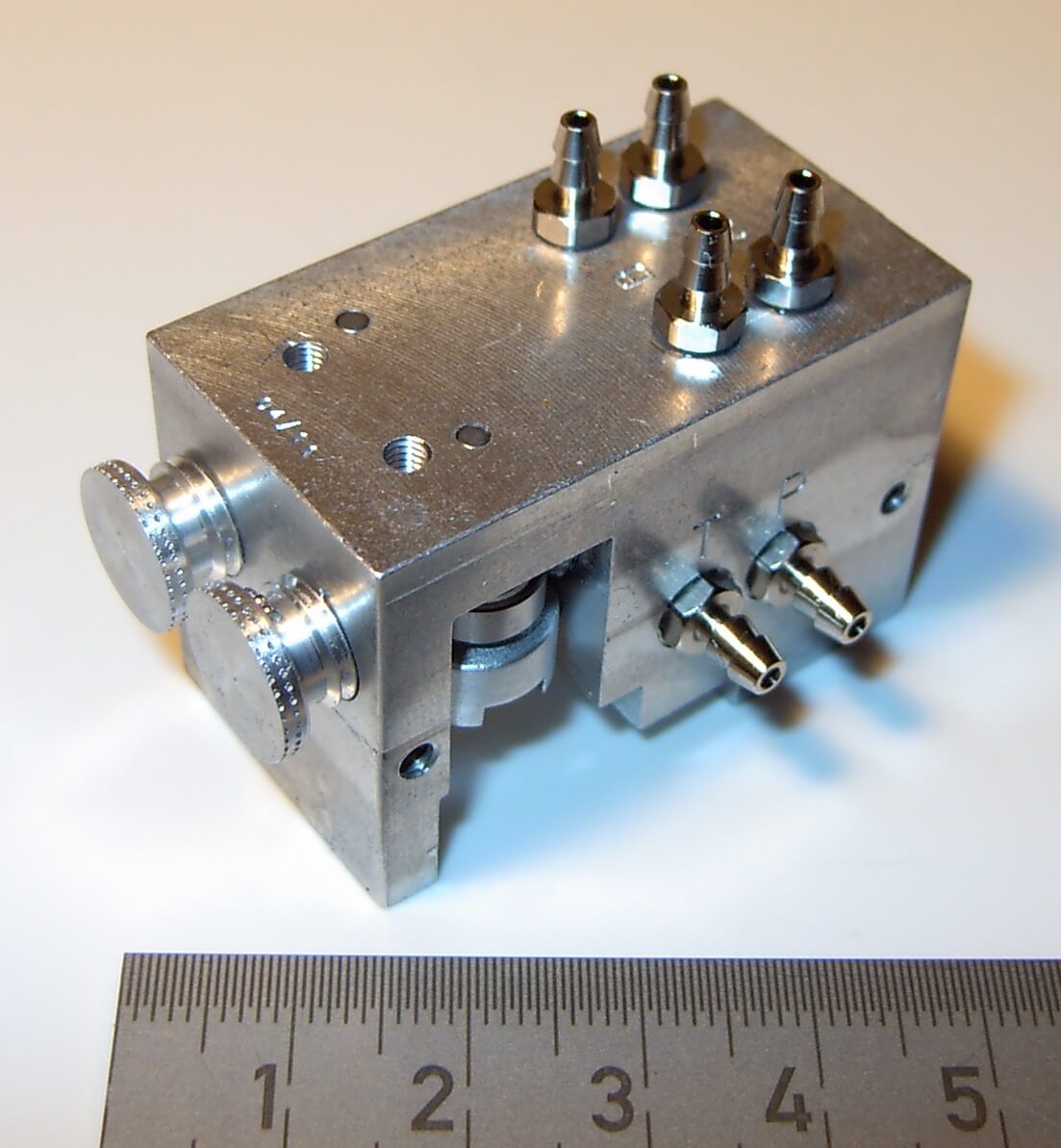 1 Hydraulik-Steuerventil 2-fach, bis 10bar. Maße (ohne      