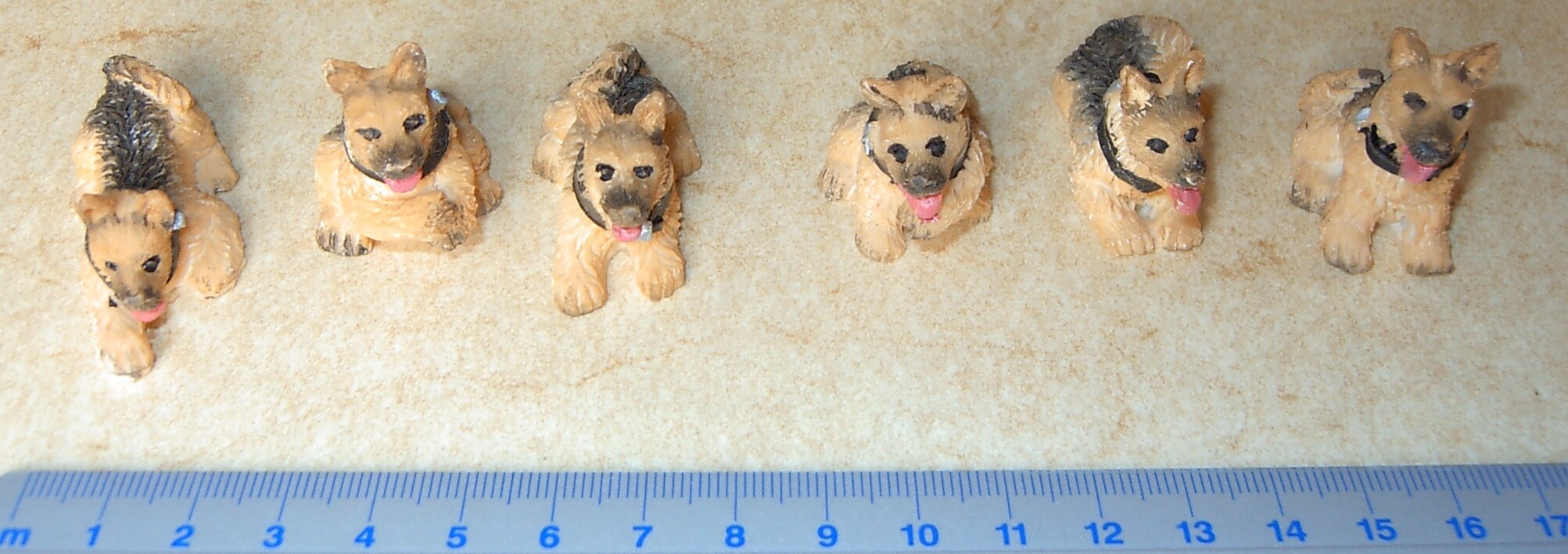 Schäferhund ca. 3-4cm hoch, verschieden  Typen, bemalt, je Schäferhund ca. 3-4cm hoch, verschieden  Typen, bemalt, je