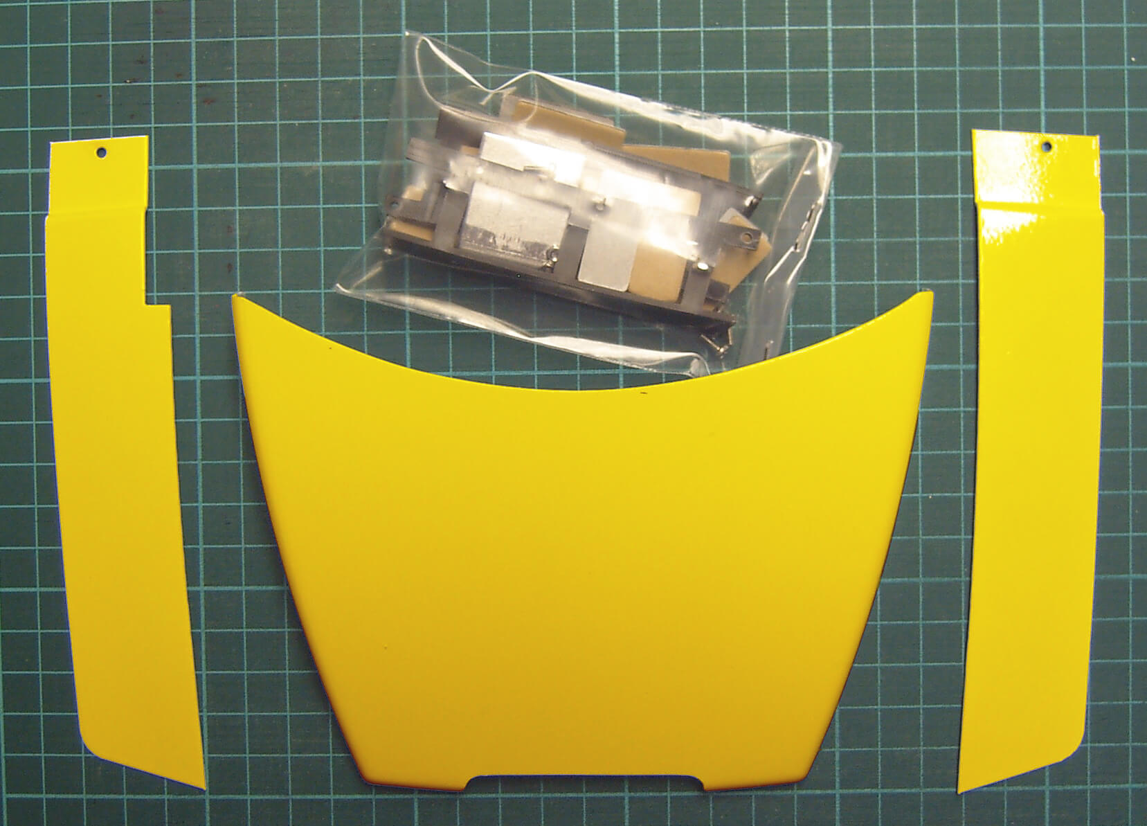 ACTROS Dachspoiler +Windleitblende gelb  (474) ACTROS Dachspoiler +Windleitblende gelb  (474)