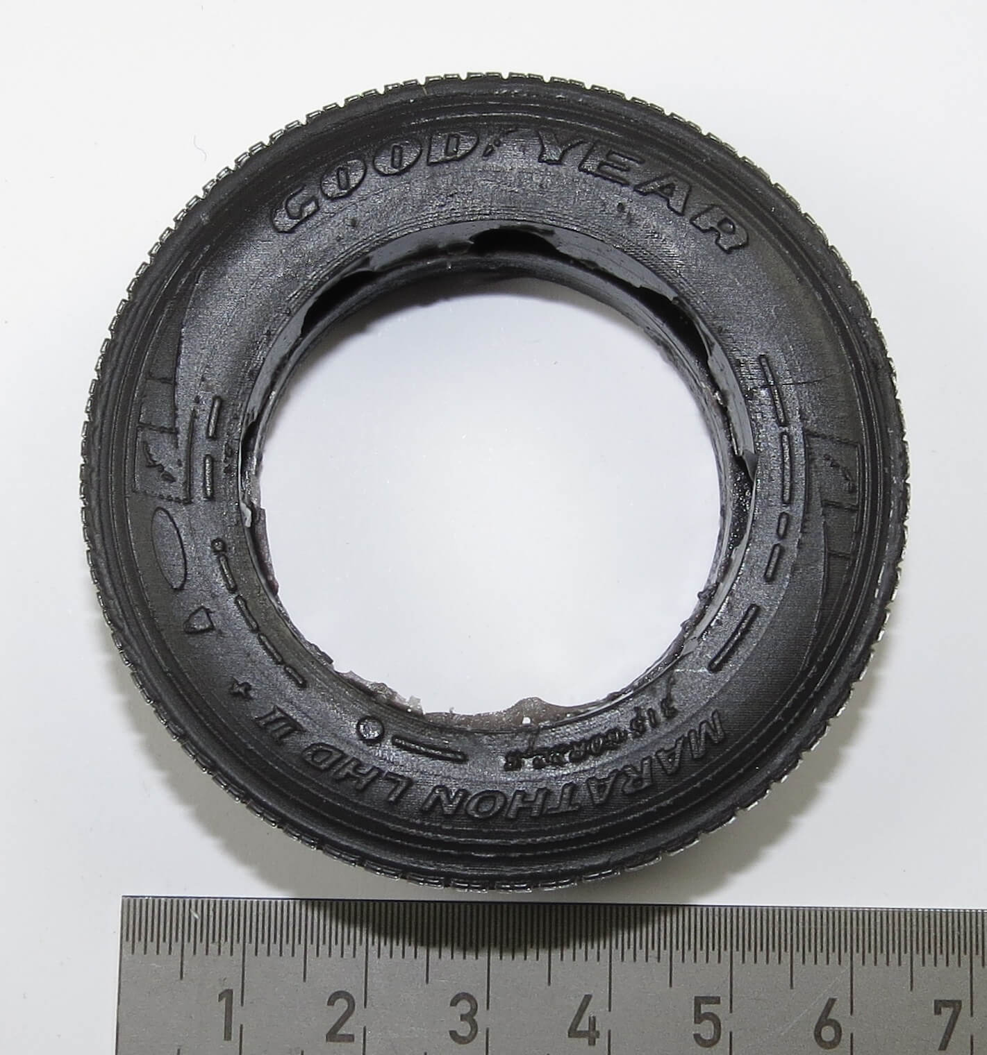 1 Lowliner-Reifen 315/60R22,5. Voll- Reifen. Da=65mm        