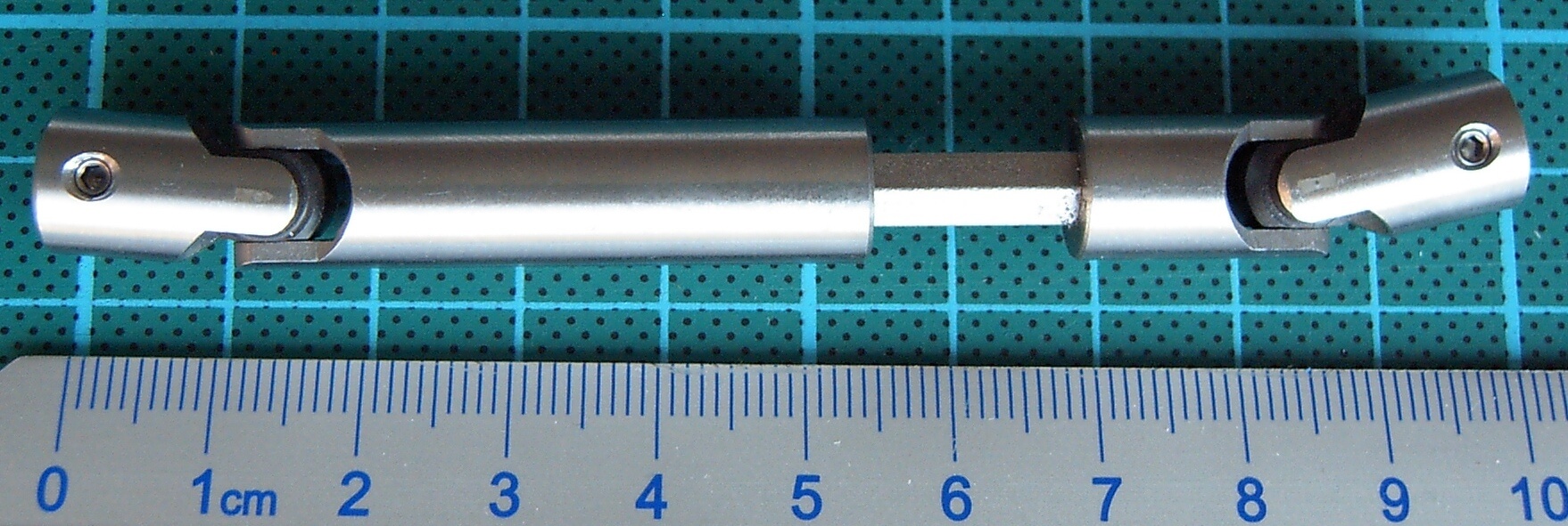 1 podwójny przegub Cardana o średnicy 10mm i długości całkowitej 110mm,