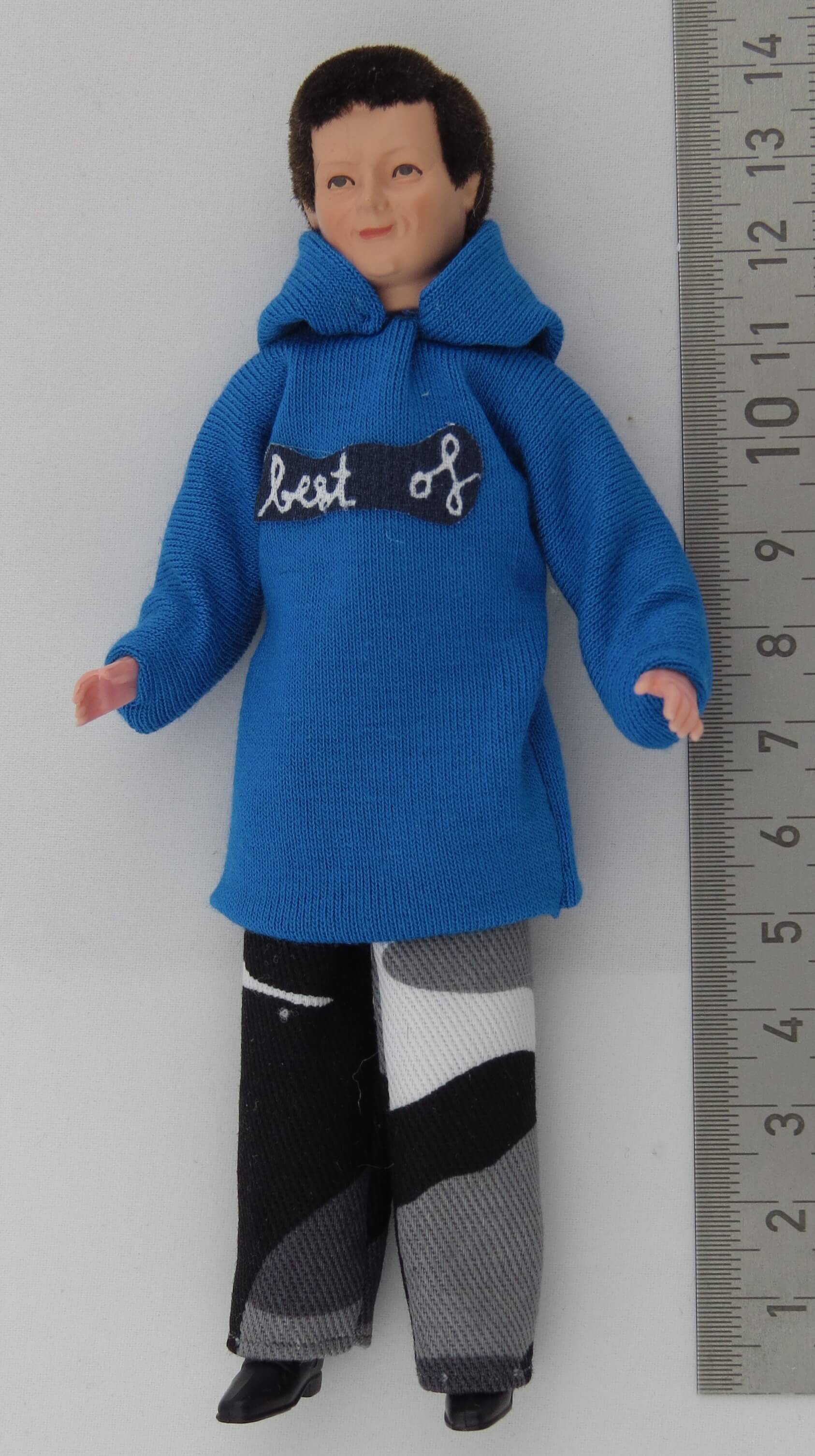 1 Biegepuppe MANN, ca. 14cm hoch mit blauem Kapuzenpulli    