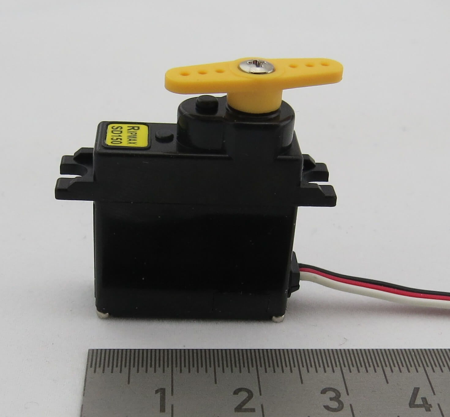 1 Servo Ripmax SD150. Sub-Micro-Servo. Maße:24,5x9,2x29mm   