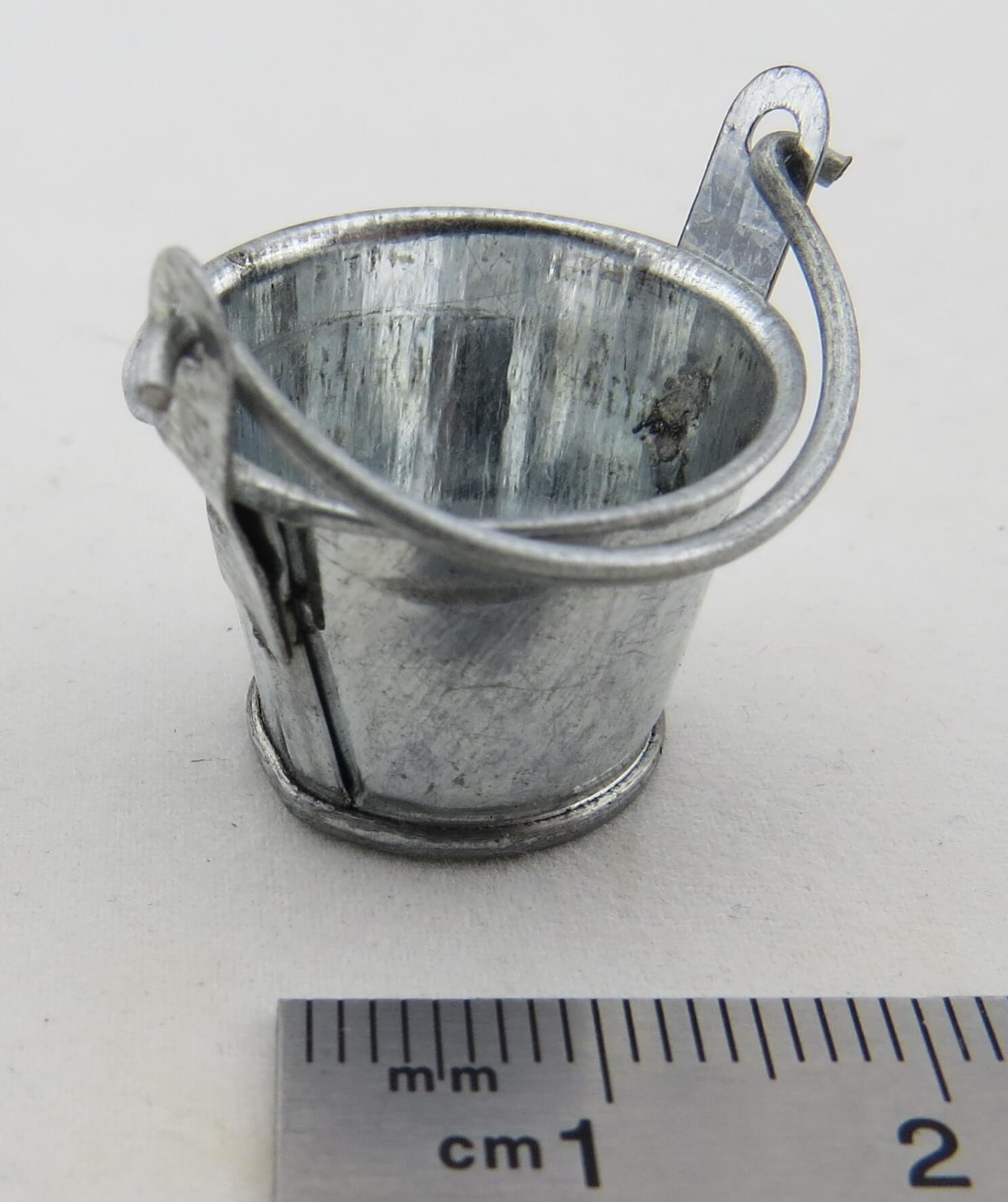 Blecheimer, rustikal, 2cm Durchmesser.   Ca. 15mm Höhe Blecheimer, rustikal, 2cm Durchmesser.   Ca. 15mm Höhe