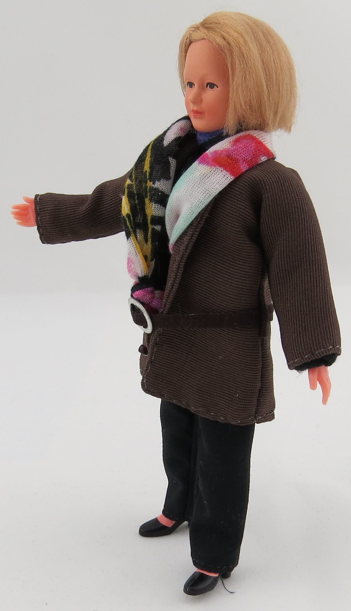 1x Biegepuppe FRAU ca. 13cm hoch mit braunem Trenchcoat