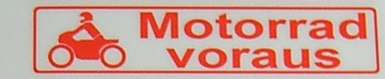 Textschild "Motorrad voraus", rot, 1:10  selbstklebende Textschild "Motorrad voraus", rot, 1:10  selbstklebende