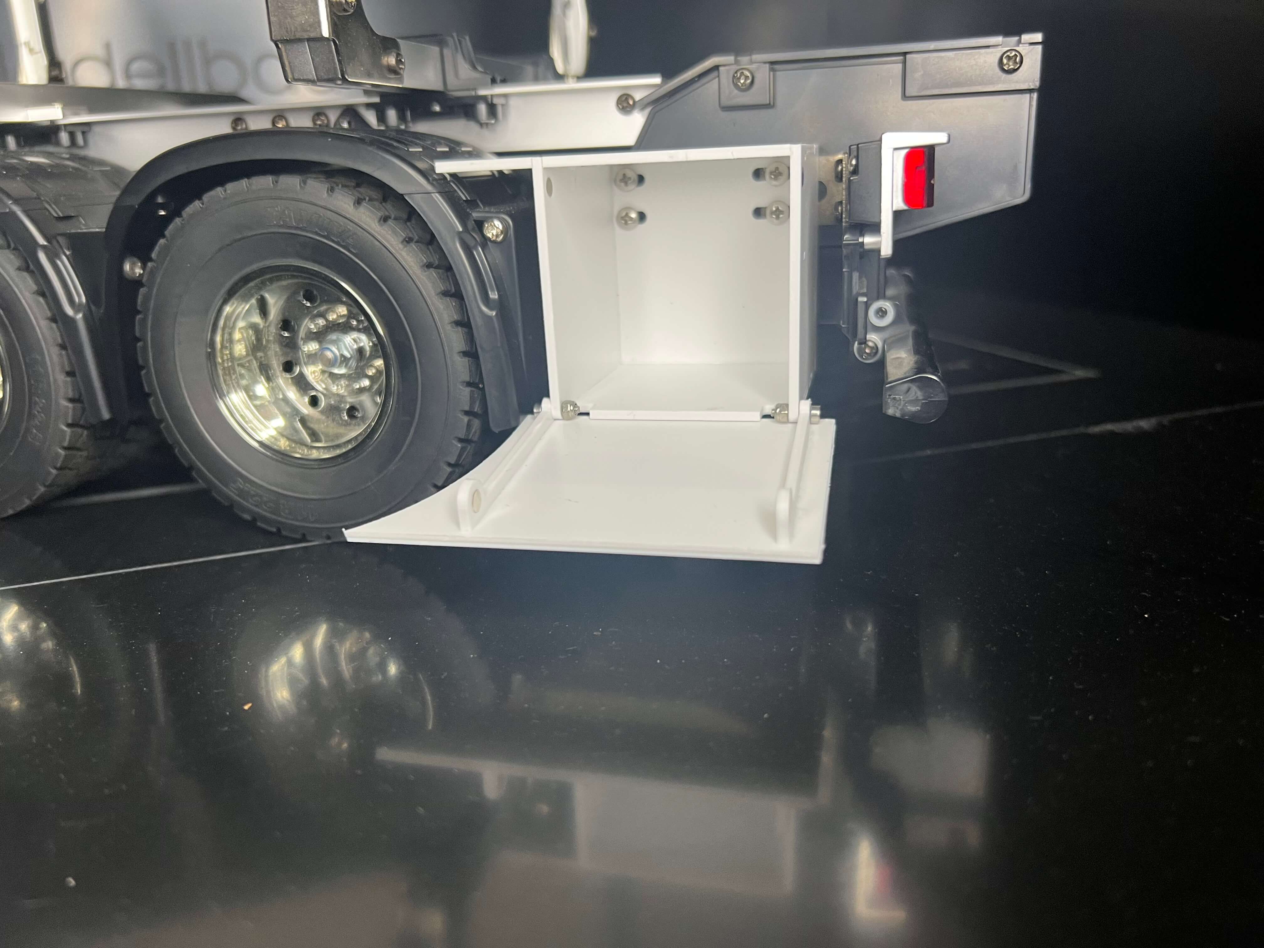 FineLine Staukisten Hinten im Volvo FH16 Look Holzzug       