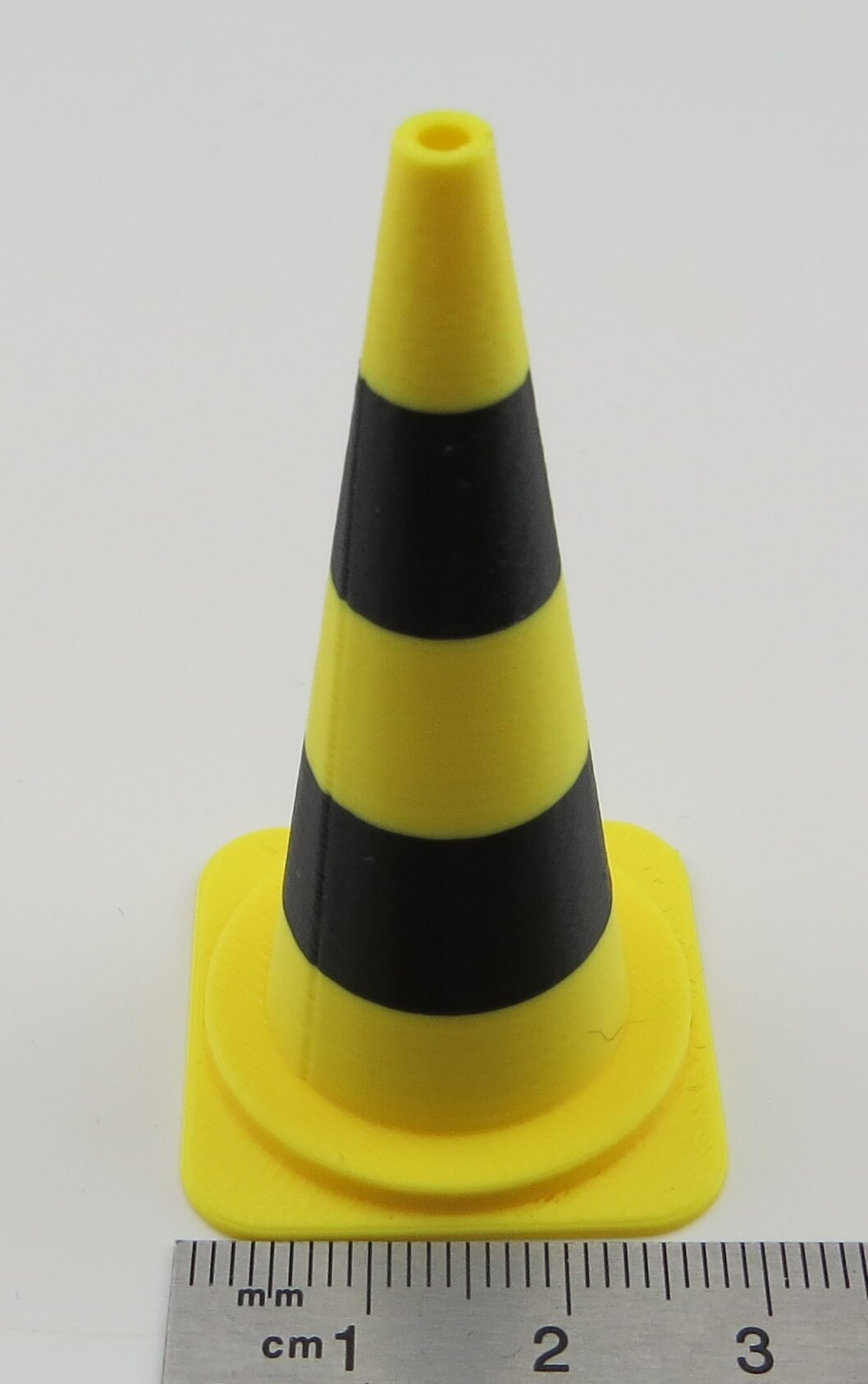 Trafik konisi (orijinalinde 75 cm). Tamiya ölçeği. Sarı/siyah