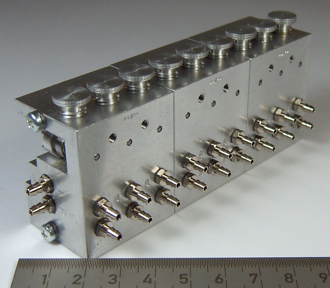 1 Hydraulik-Steuerventil 9-fach, bis 10bar. Maße (ohne      