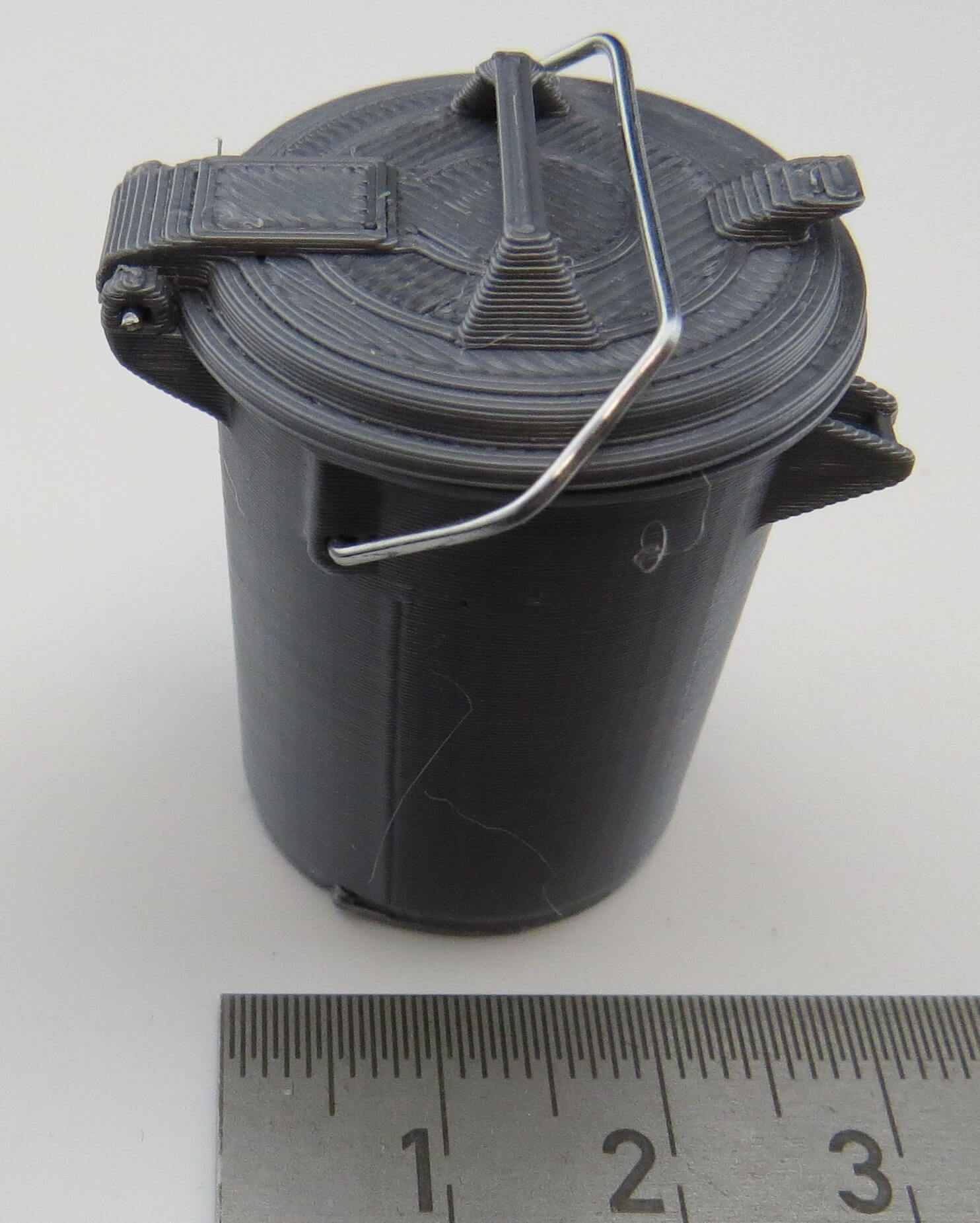 Mülleimer, rund, grau, 3D-Druck. Mit Klappdeckel und Bügel   Mülleimer, rund, grau, 3D-Druck. Mit Klappdeckel und Bügel