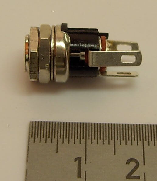 1x Klinken-Einbaubuchse 5,5mm mit 2,1mm- Zentralstift, max