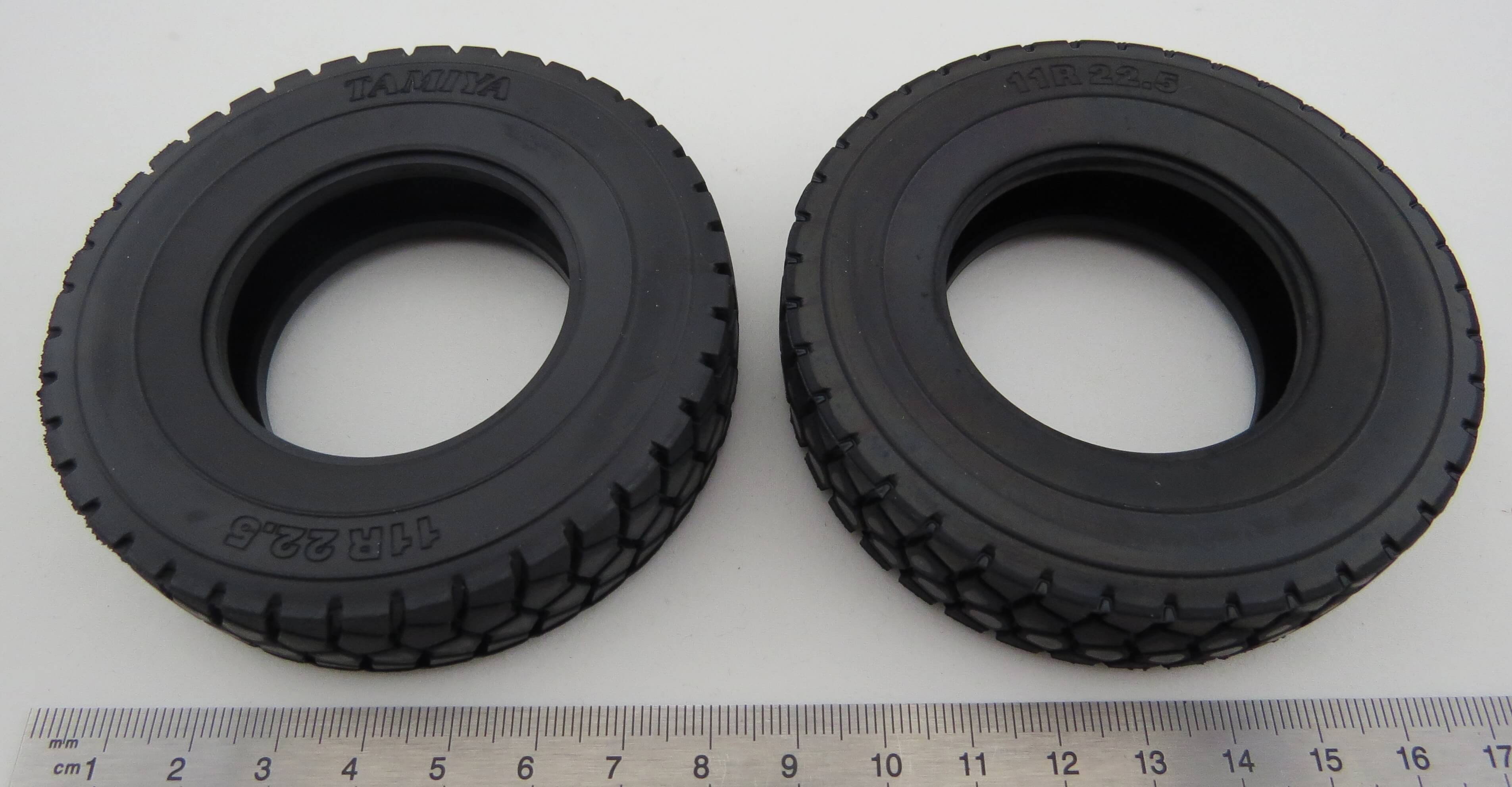 2 Geländereifen 11R22.5 Tamiya. Hohl- reifen. Außen:84mm    