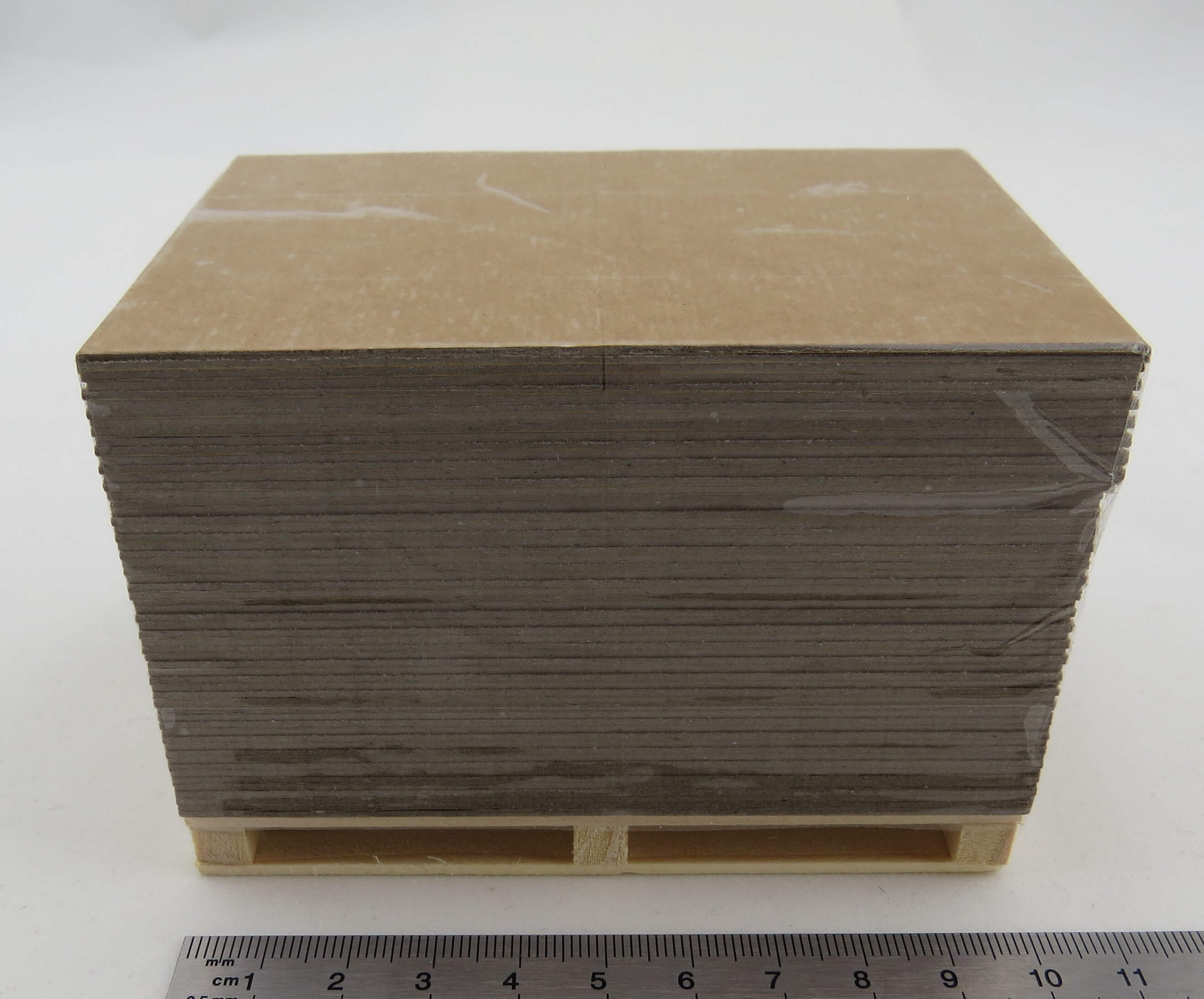 Palette mit Graupappe. Modell-Ladegut. Graupappe auf        