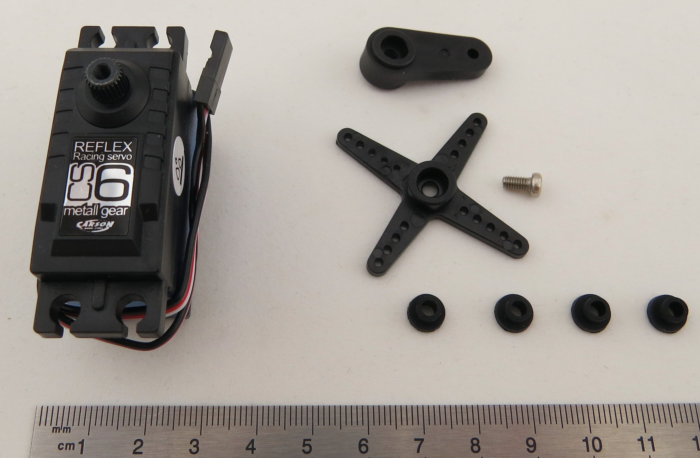 Waterproof servo CS-6MG m.JR plug. Dimensions: 38,5x19x32mm