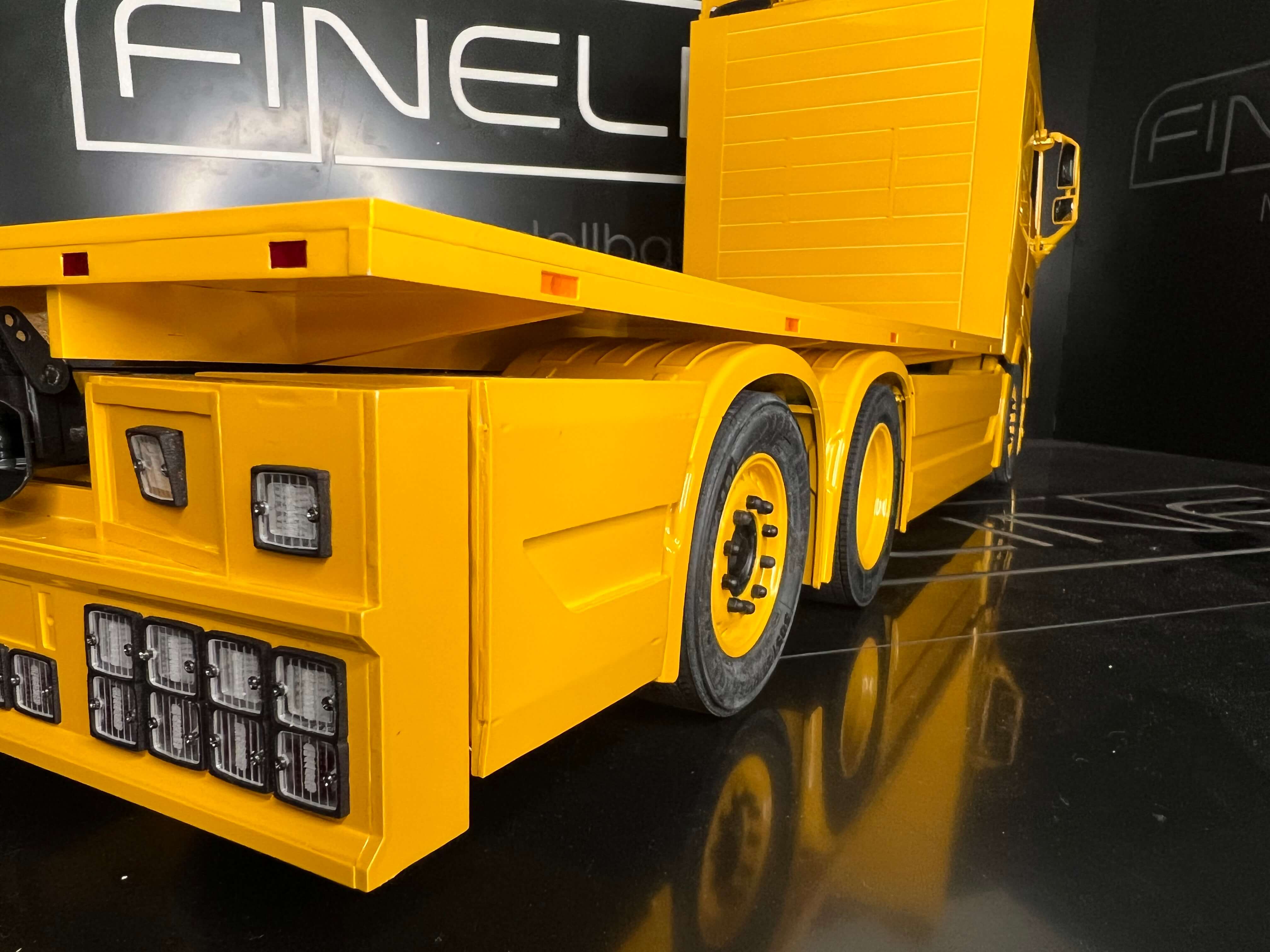 FineLine Flachbett Aufbau für Volvo FH16 615mm Rahmen