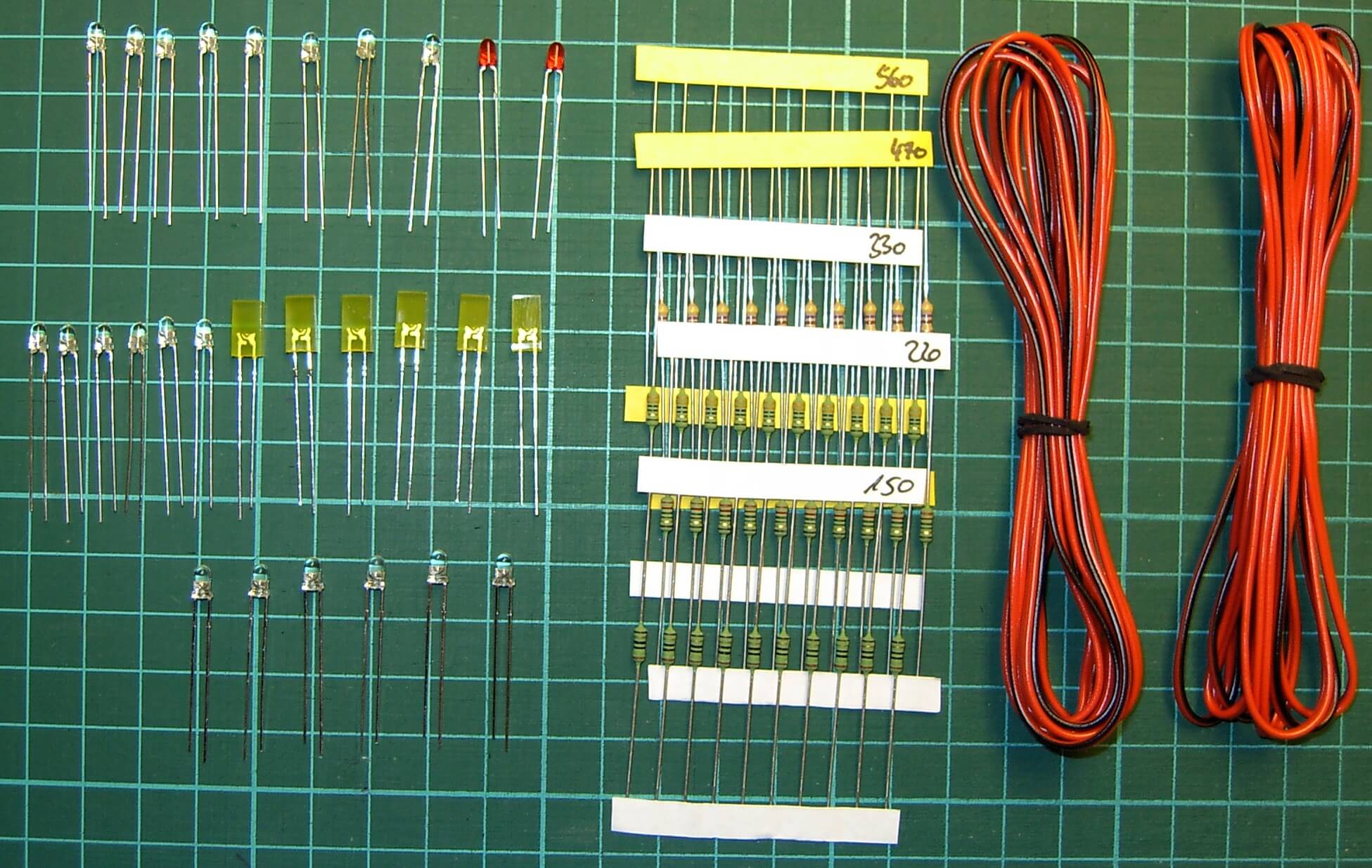 Sortiment aus 28 Leuchtdioden, Litze und Vorwiderstände     