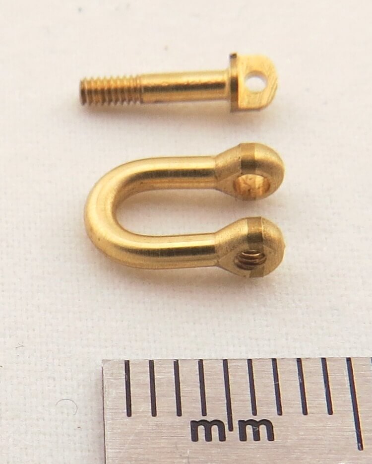 Schäkel ca. 8,6x5,6mm, mit Gewinde-Bolzen M1. Messing