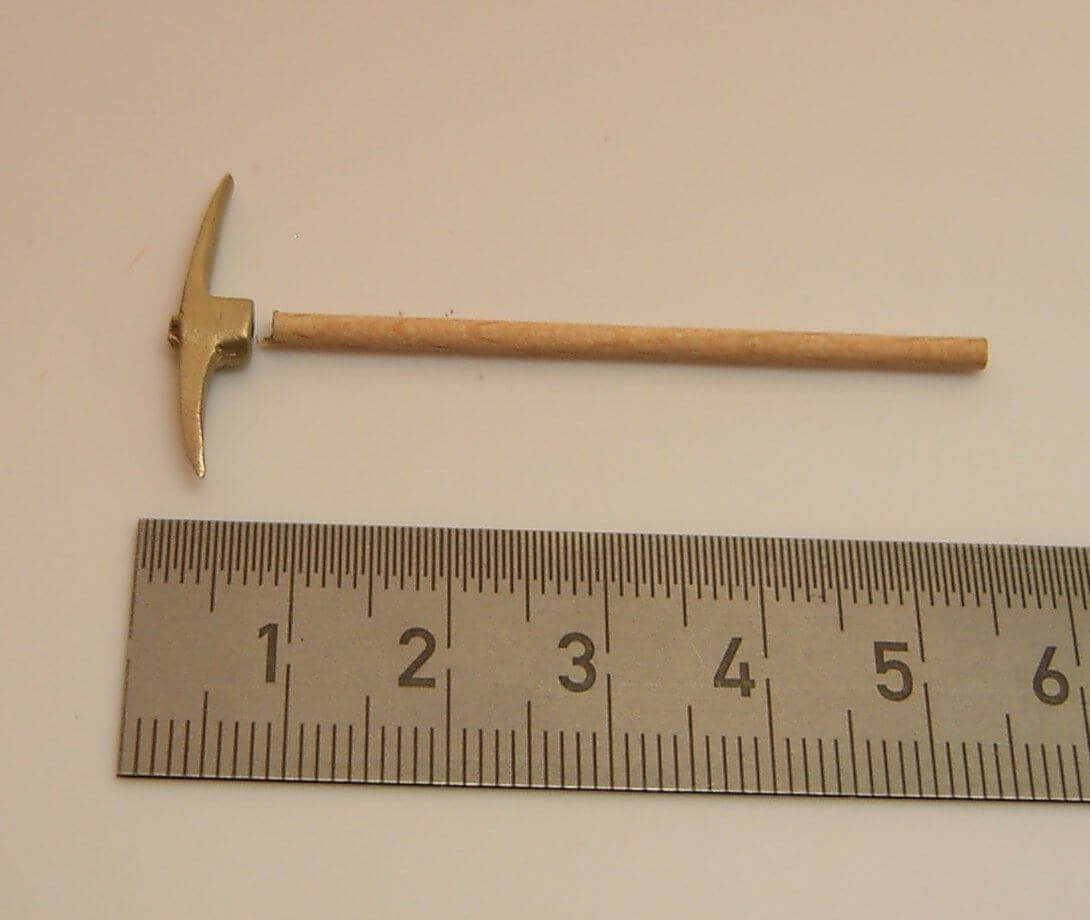 Spitzhacke Metallguß ca. 5cm lang mit  Holzstiel Spitzhacke Metallguß ca. 5cm lang mit Holzstiel