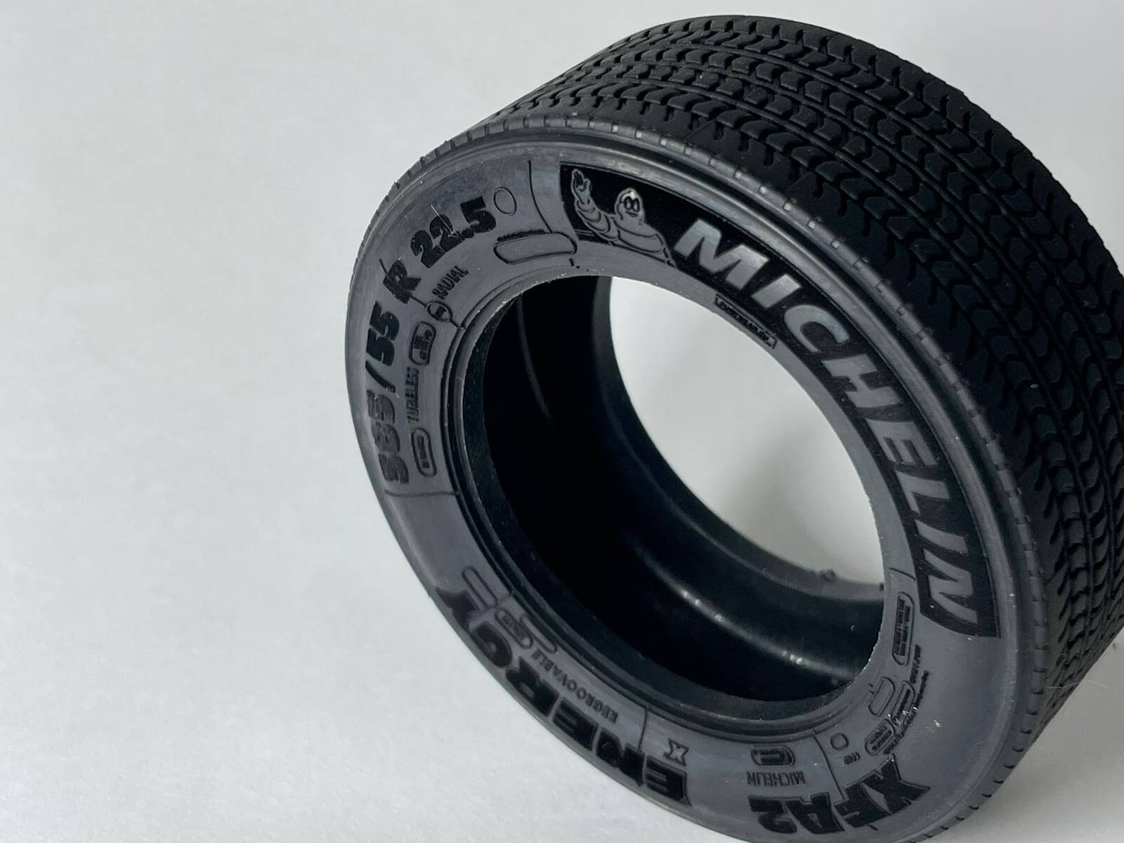 Low-Reifen Michelin 385/55R22.5 XFA2 Energy. Formstabiler