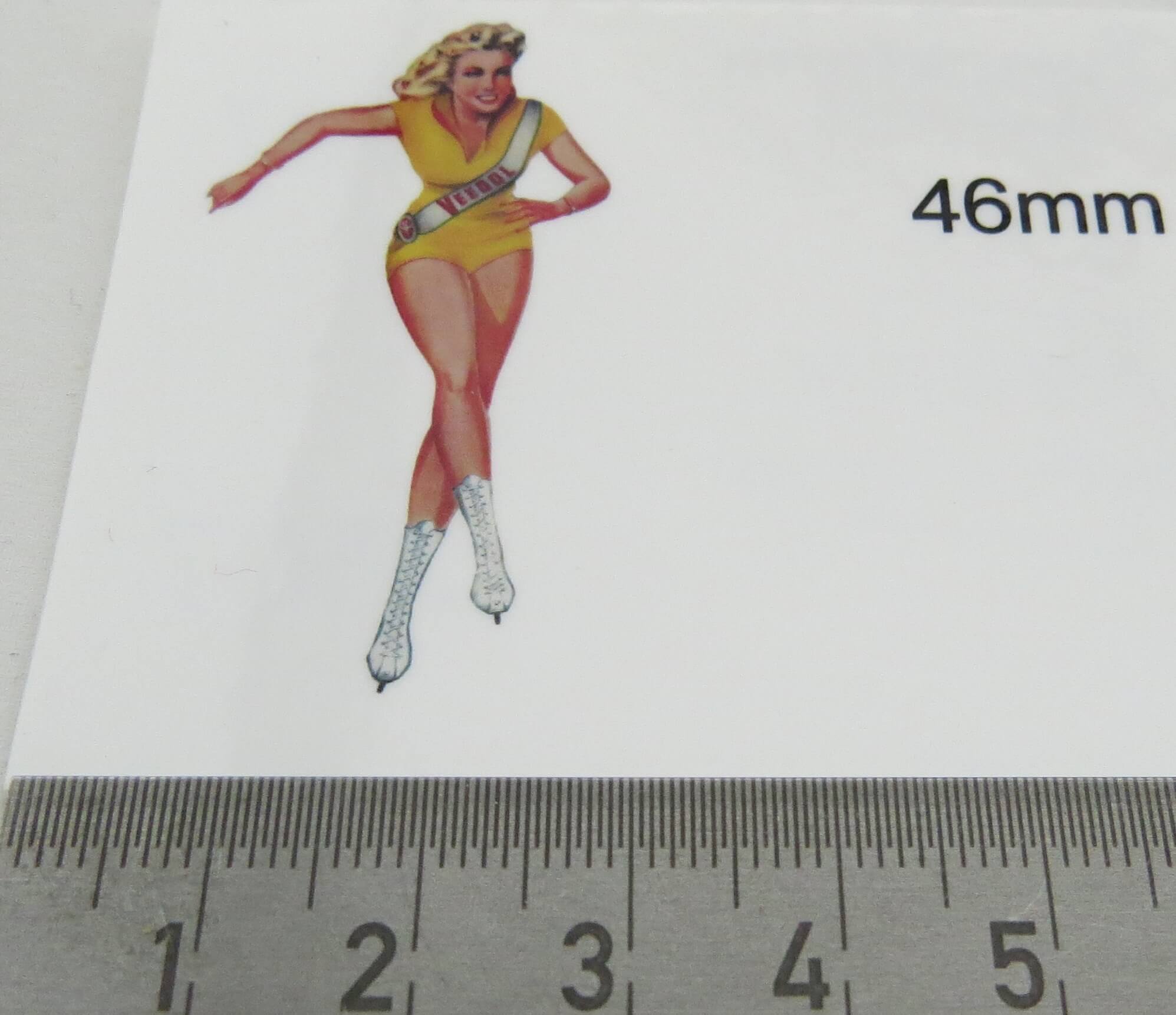 Veedol-Mädchen auf weißer selbstklebender Folie. 46mm V2