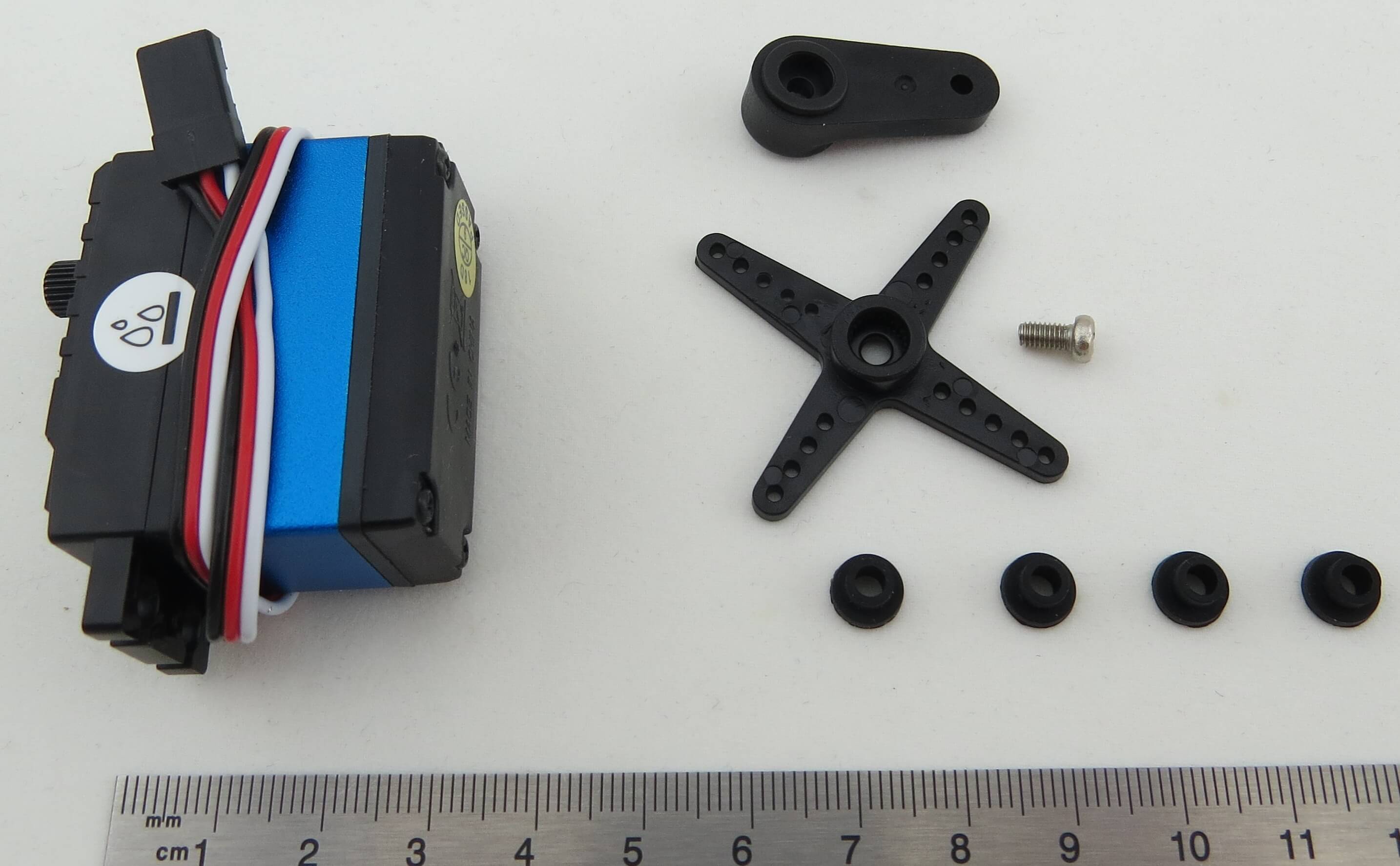 Waterproof-Servo CS-6MG m.JR-Stecker. Maße: 38,5x19x32mm