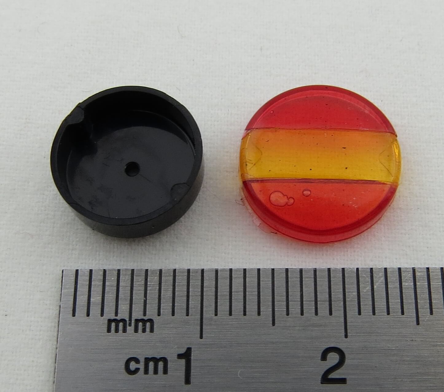 Rückleuchten-Gehäuse mit Lichtscheibe rot/gelb/rot 12mm Rückleuchten-Gehäuse mit Lichtscheibe rot/gelb/rot 12mm