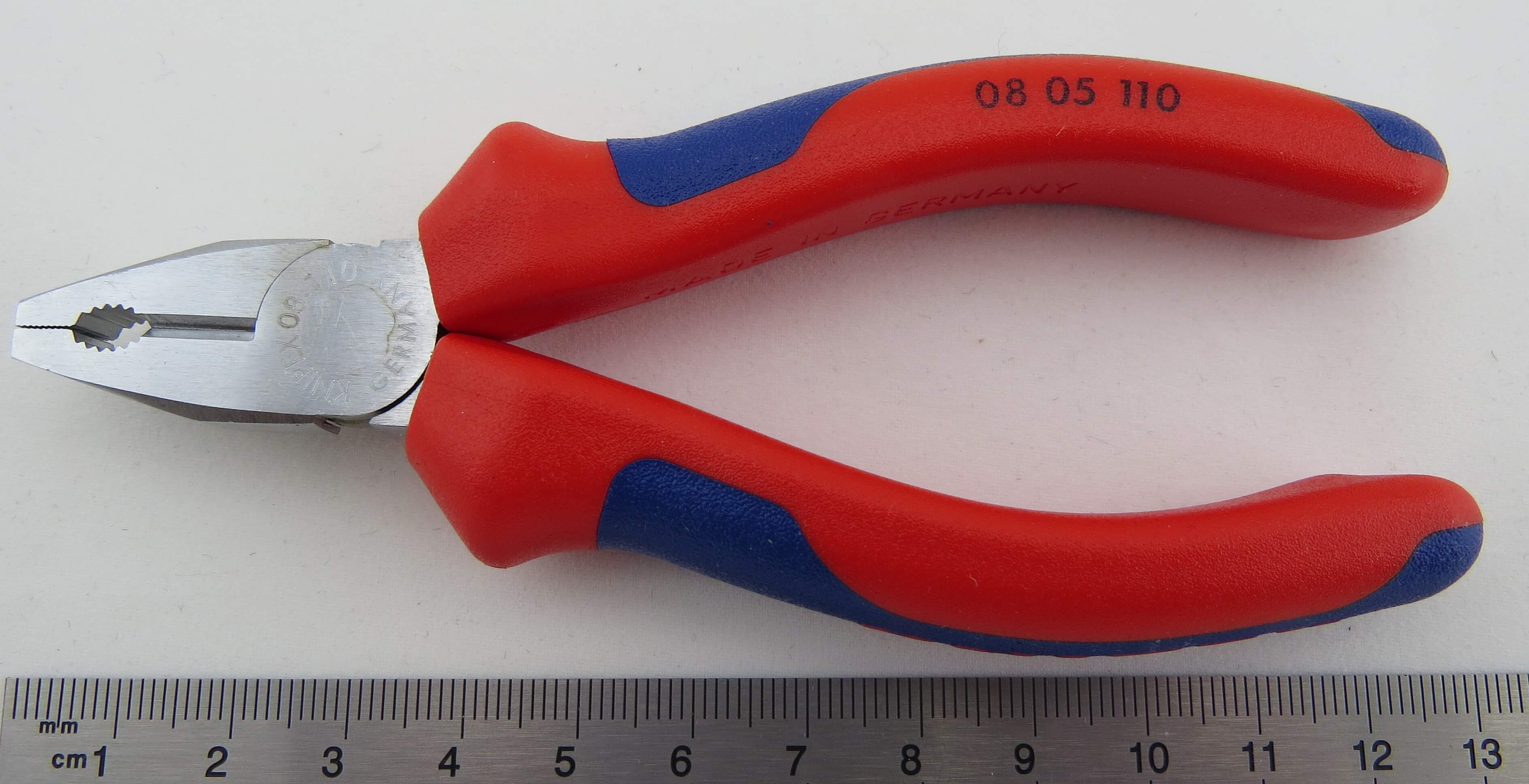 Kombizange, gerade Backen, 110mm lang.   Knipex. Durchgestec Kombizange, gerade Backen, 110mm lang.   Knipex. Durchgestec