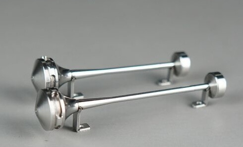 Signalhorn-Paar auf Edelstahl (V2A). Mit Halterung und Signalhorn-Paar auf Edelstahl (V2A). Mit Halterung und