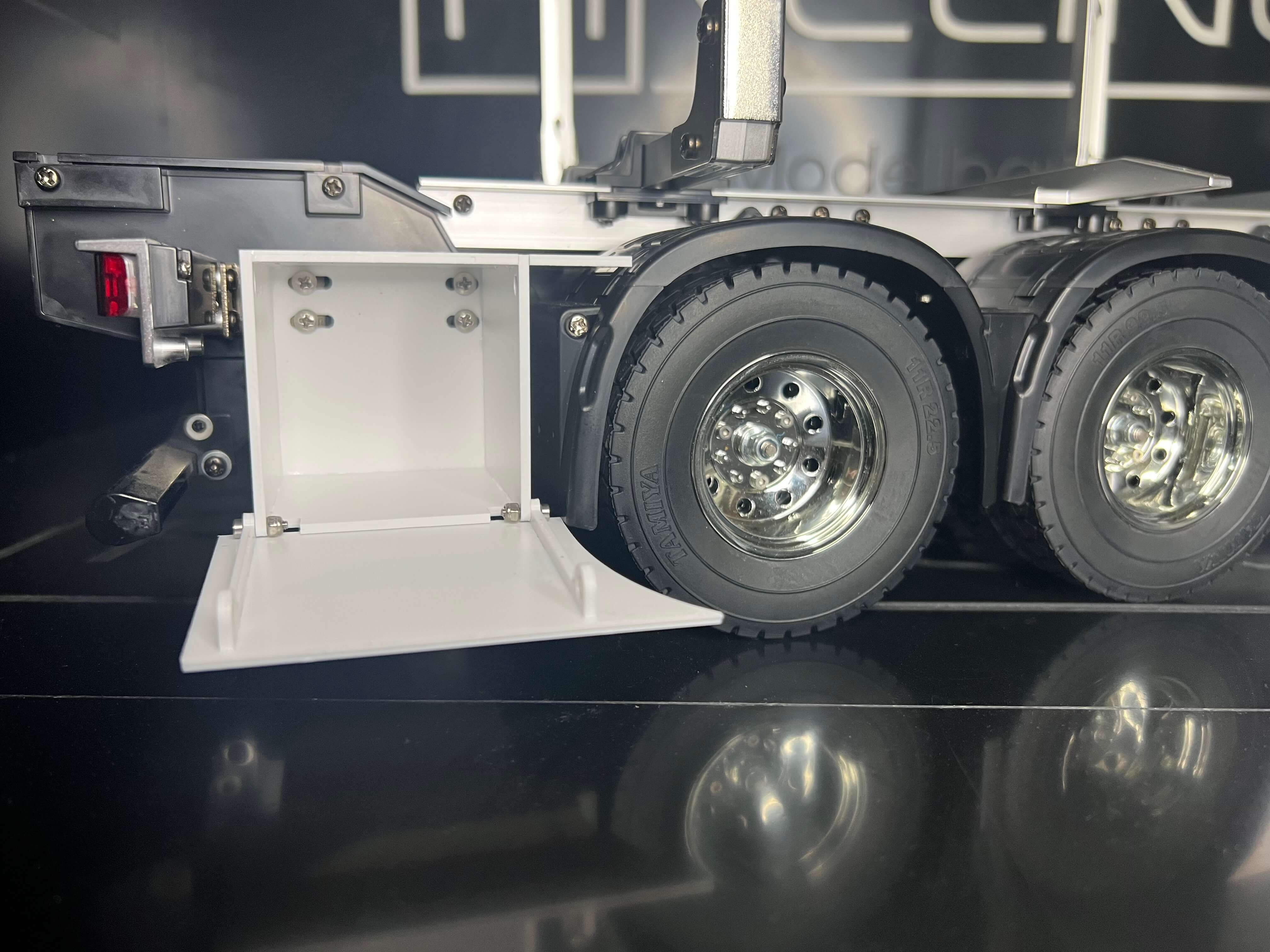 FineLine Staukisten Hinten im Volvo FH16 Look Holzzug       