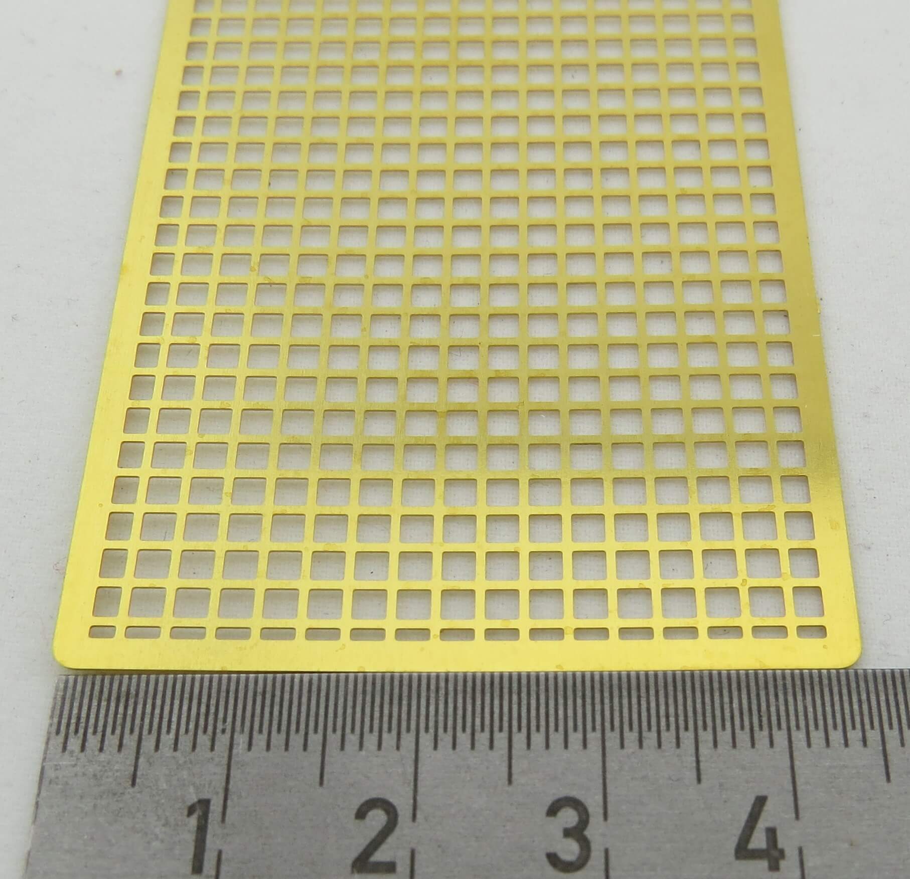 1 Streifen Lochblech, Messing 0,2mm. Größe ca. 305x45mm. 1 S