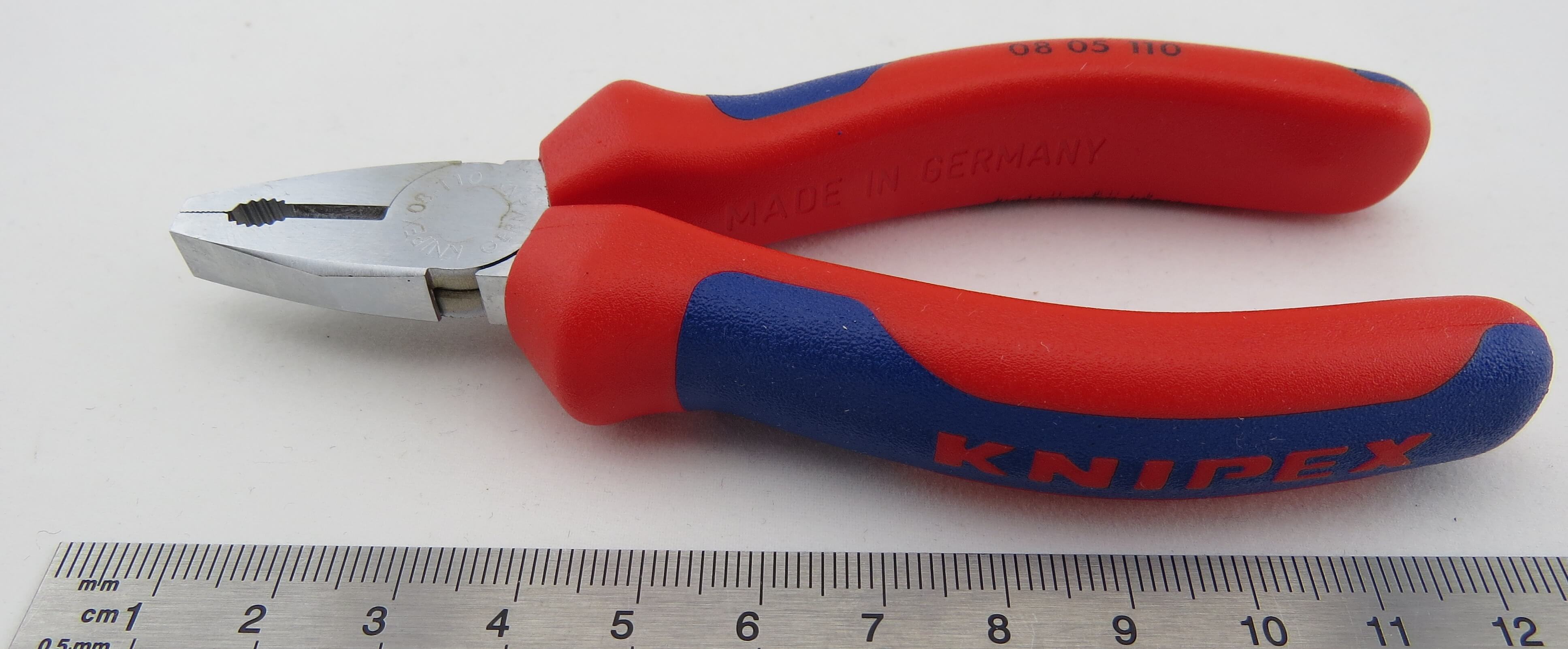 Kombizange, gerade Backen, 110mm lang.   Knipex. Durchgestec