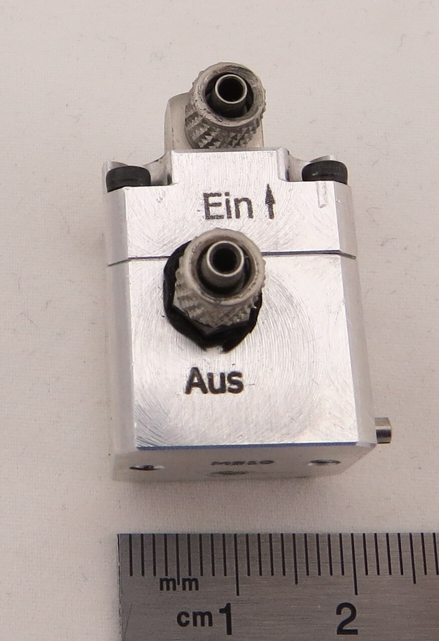 1 Hydraulik-Ein-/Auslassblock. Je Steuerventilblock wird 1  