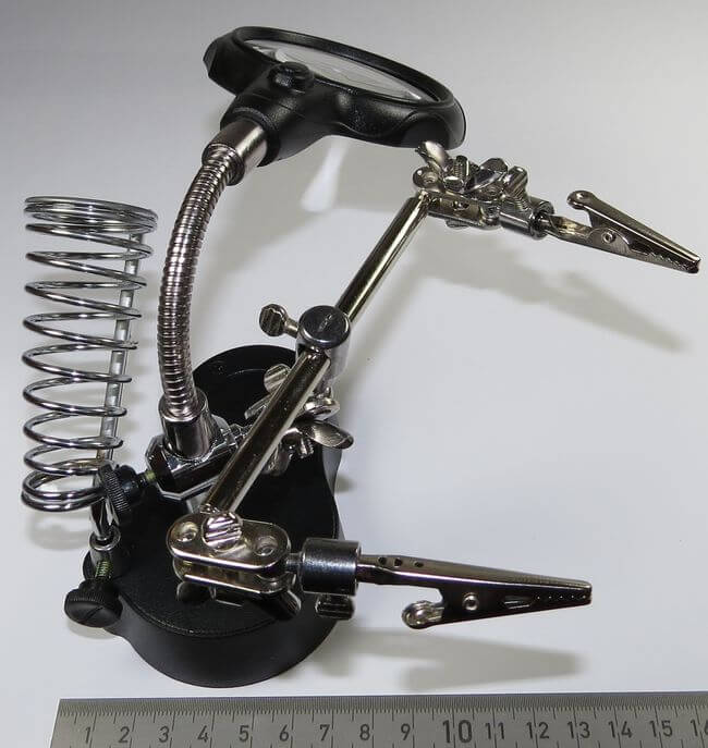 Helfende Hand mit Lupe. Stabiler Stand-  Fuss aus Helfende Hand mit Lupe. Stabiler Stand-  Fuss aus