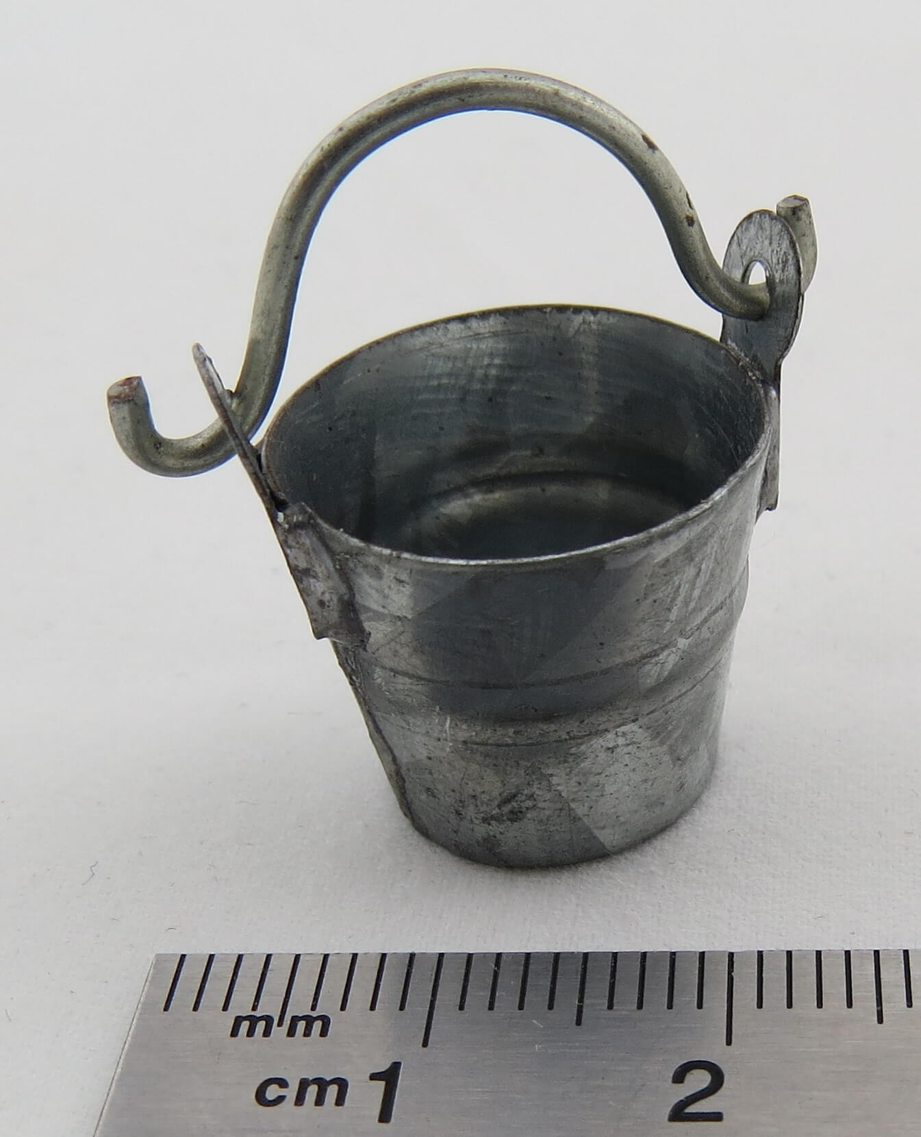 1x Blecheimer, verzinkt, 1,5cm Höhe. Ca. 16mm Durchmesser