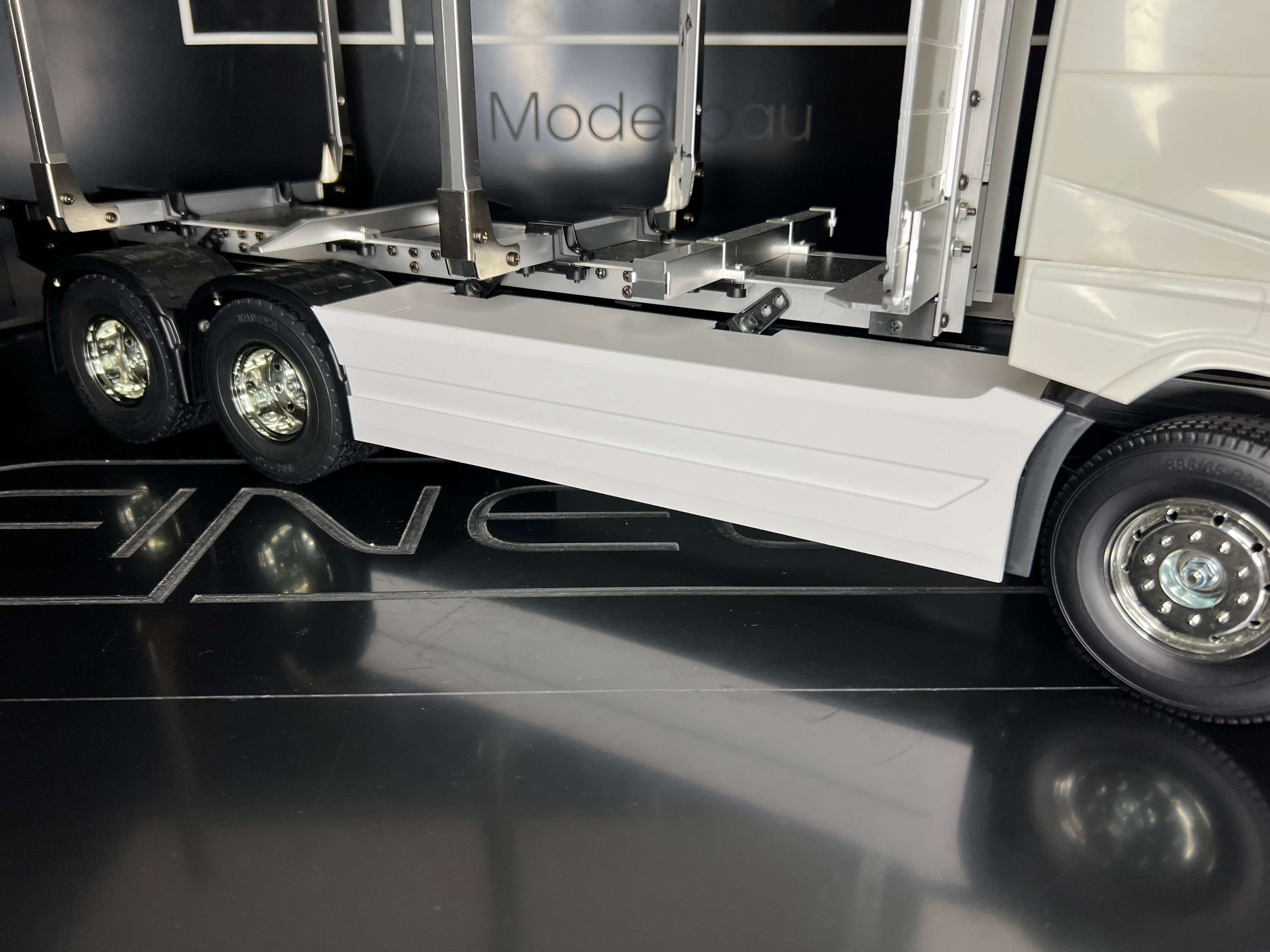 FineLine Staukistevorne  im Volvo FH16 Look  Holzzug