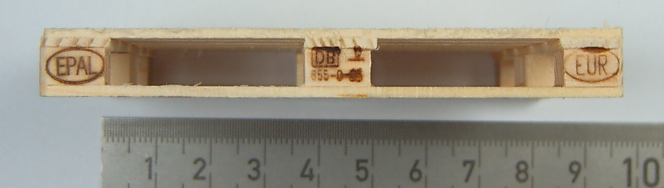 1 gealterte EPAL-Europalette im Maßstab  1:14,5. Passend