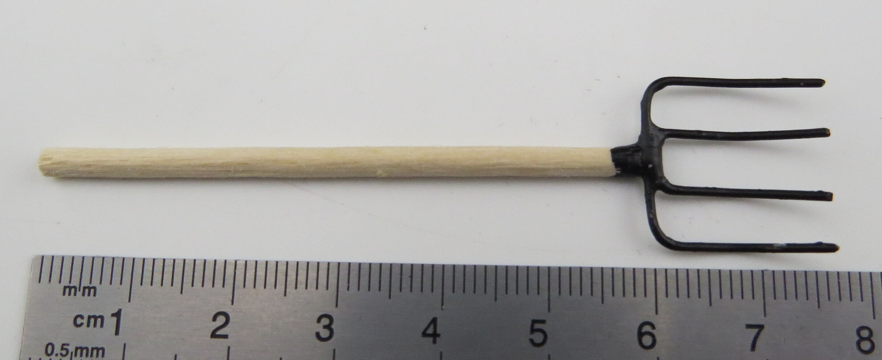 Gübre çatalı 4 dişli siyah, 7,5 cm. Ahşap saplı. Dişler