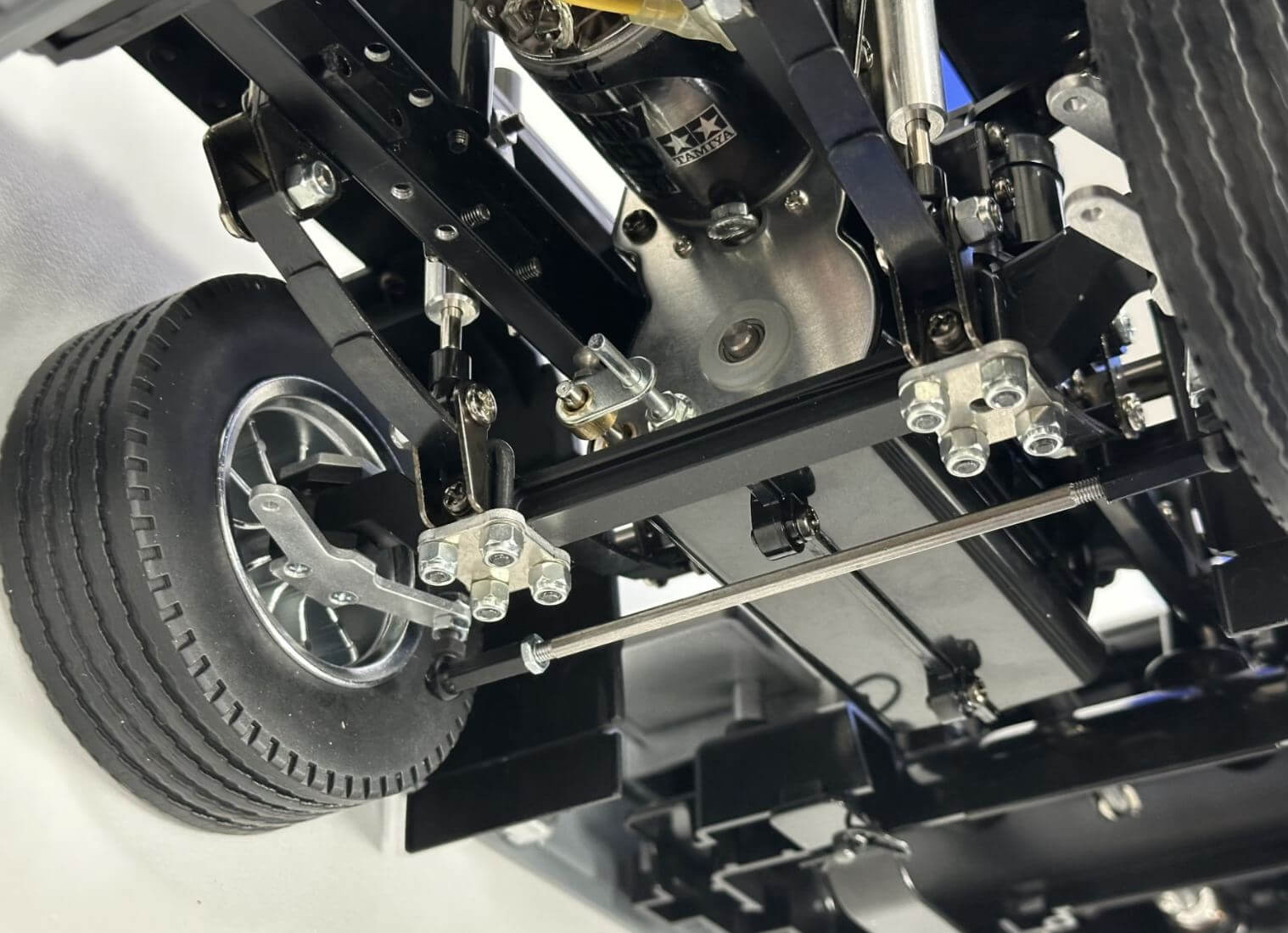 Lenkachse aus Stahl für Tamiya-TRucks. Die Vorderachse