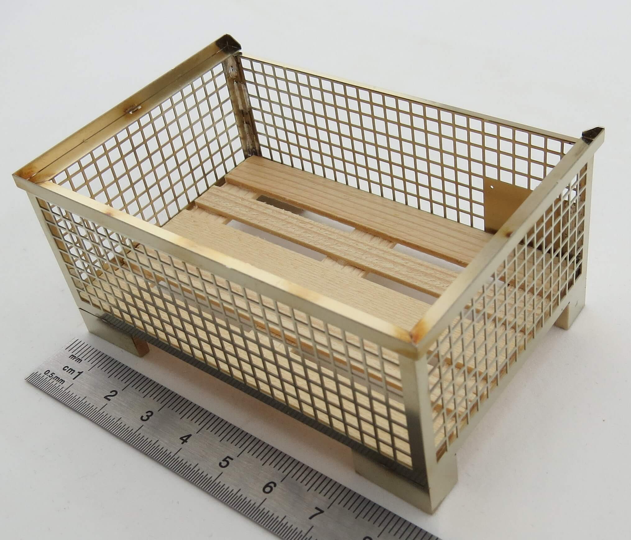 1 naturgetreue Nachbildung einer Gitter- box bzw.